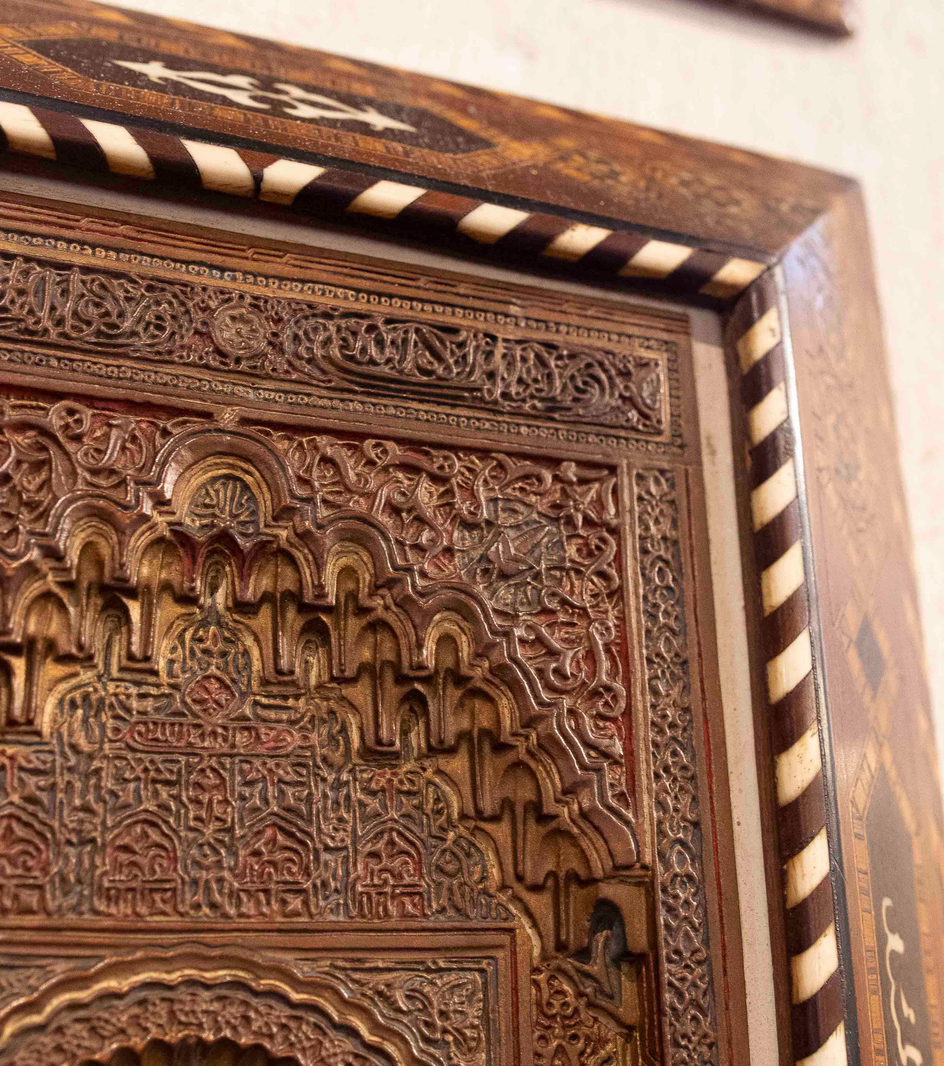 1875 Modelo de madera tallada a mano con marco de marquetería Estilo Árabe-Andaluz siglo XIX en venta