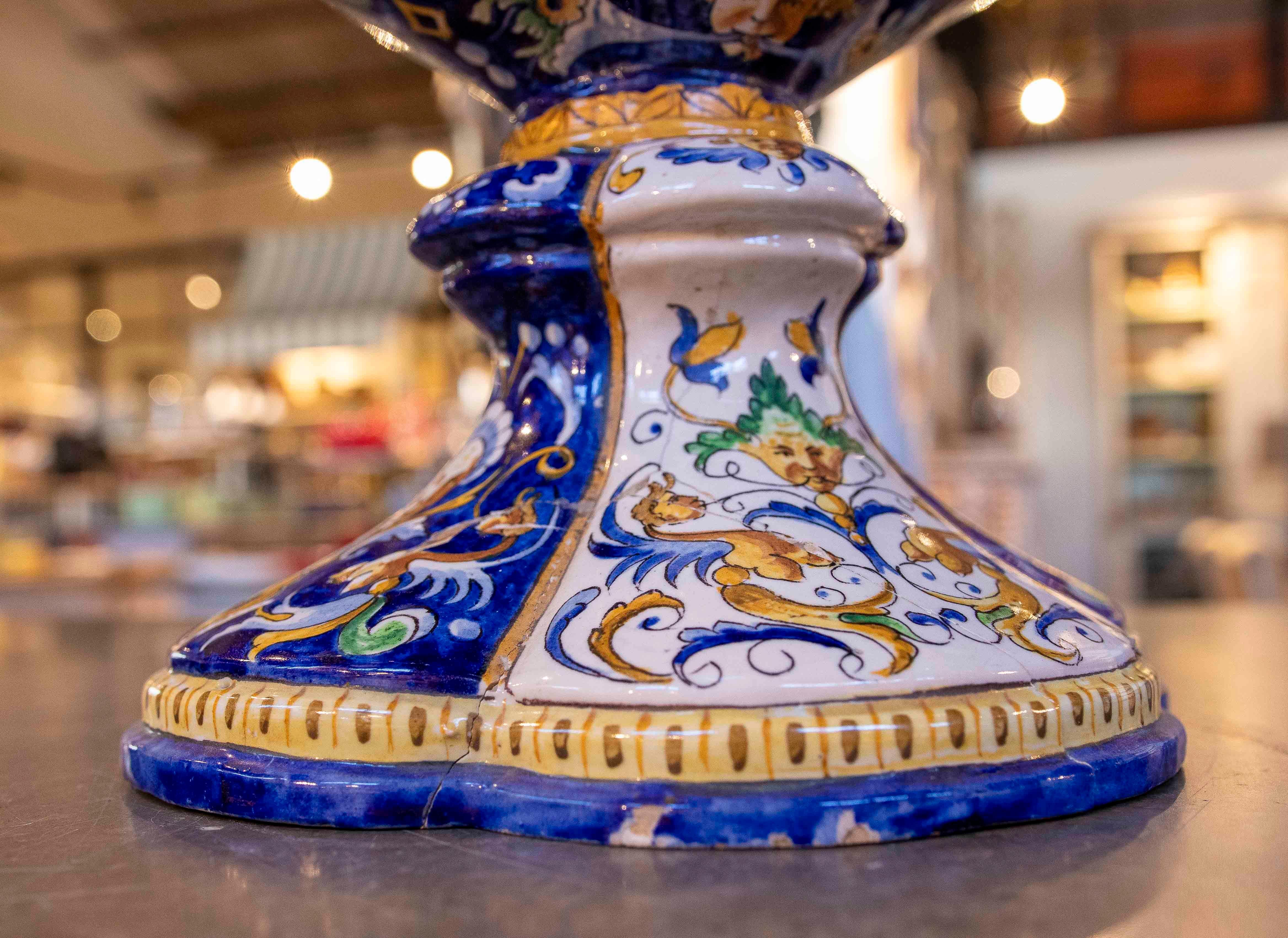 1875s Large Italian Polychrome Mmajolica Vase with Cherubs, Signed Gi. Battoji For Sale 4