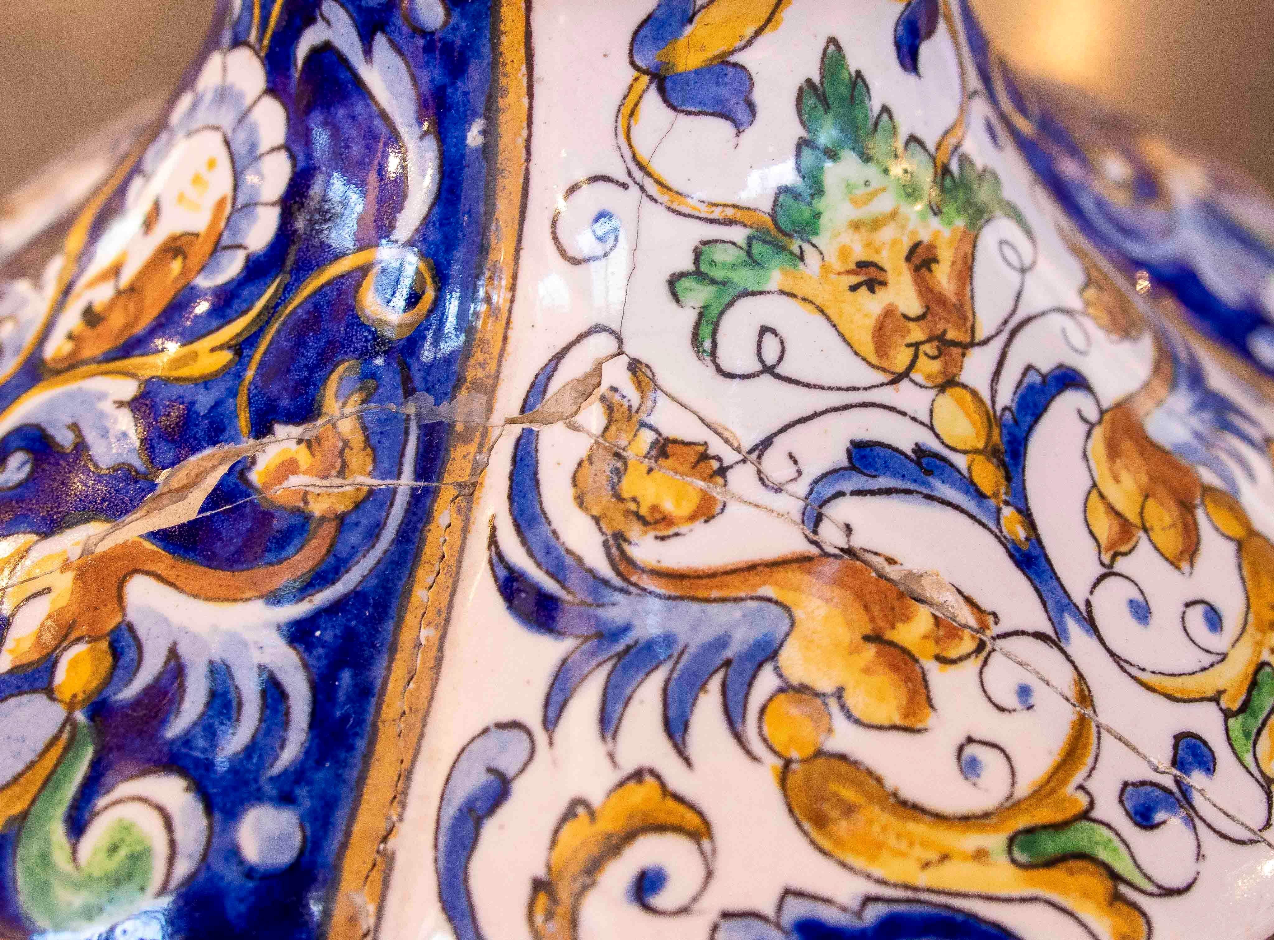 1875s Large Italian Polychrome Mmajolica Vase with Cherubs, Signed Gi. Battoji For Sale 5