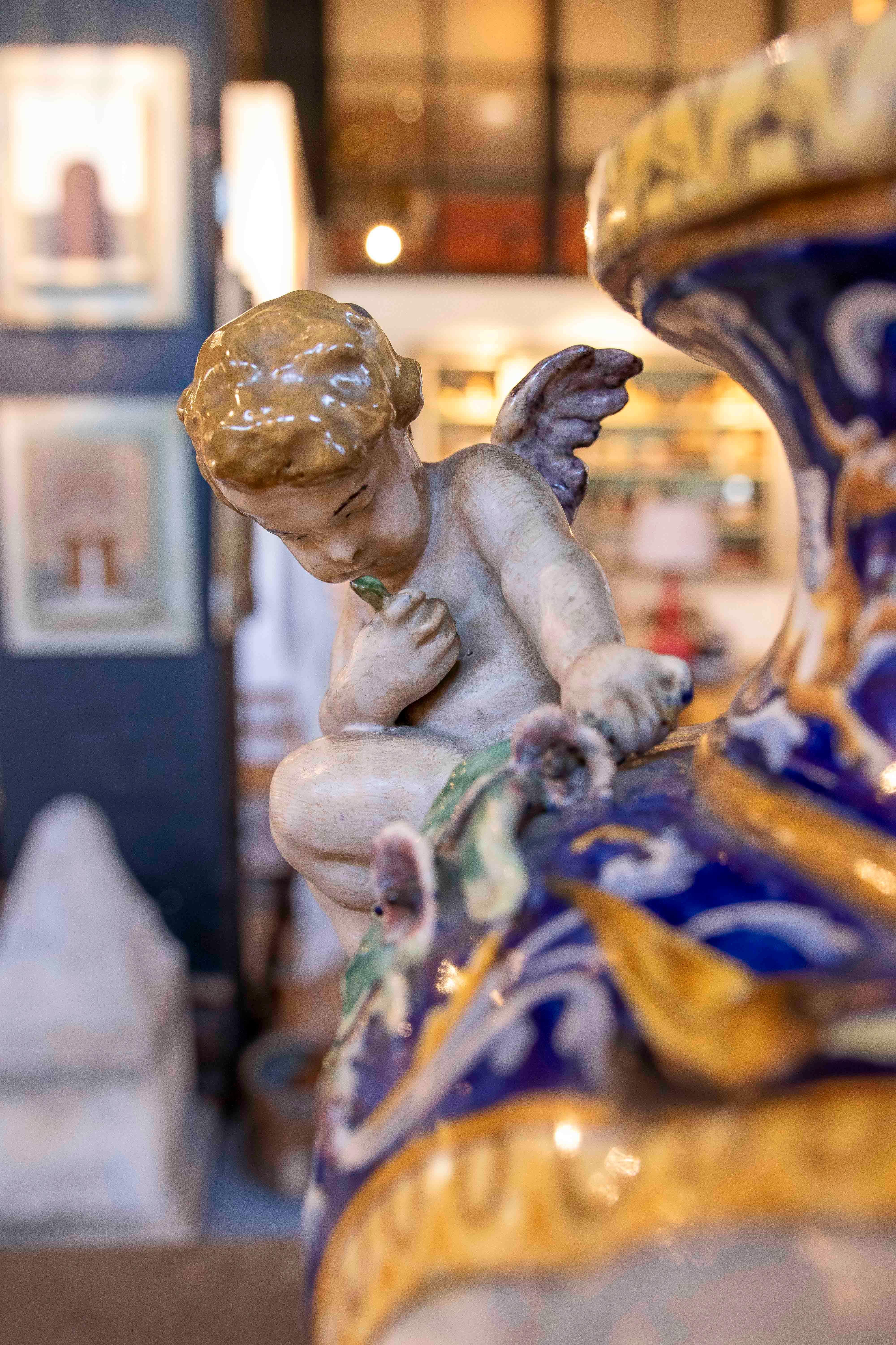 1875s Large Italian Polychrome Mmajolica Vase with Cherubs, Signed Gi. Battoji For Sale 3