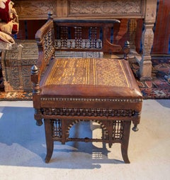 Sillón de estilo morisco de los años 1875, de madera de nogal, con marquetería y asiento de cuero y tela