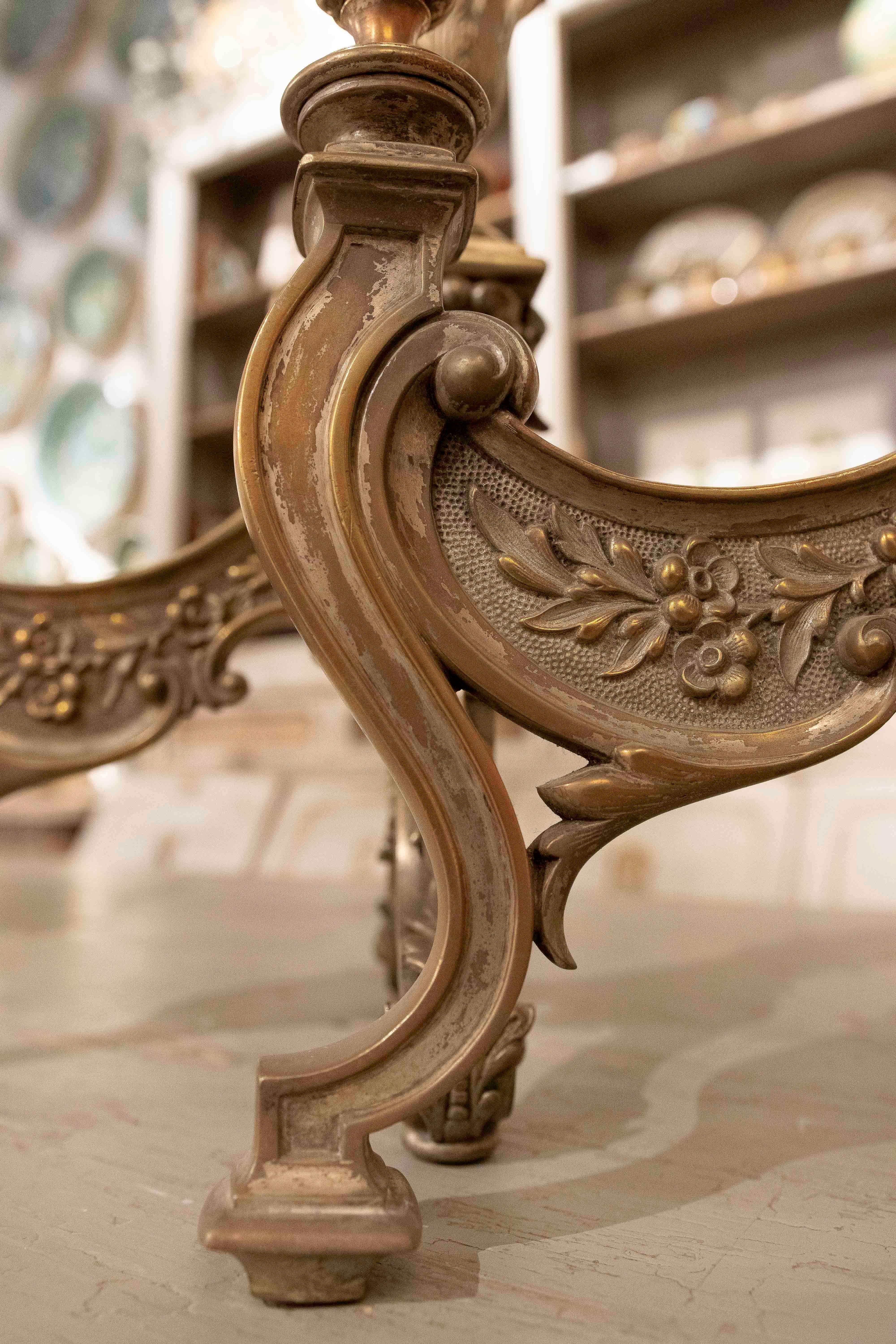 Coppia di bocchette da camino francesi in bronzo del 1875 con design ornamentale in vendita 4