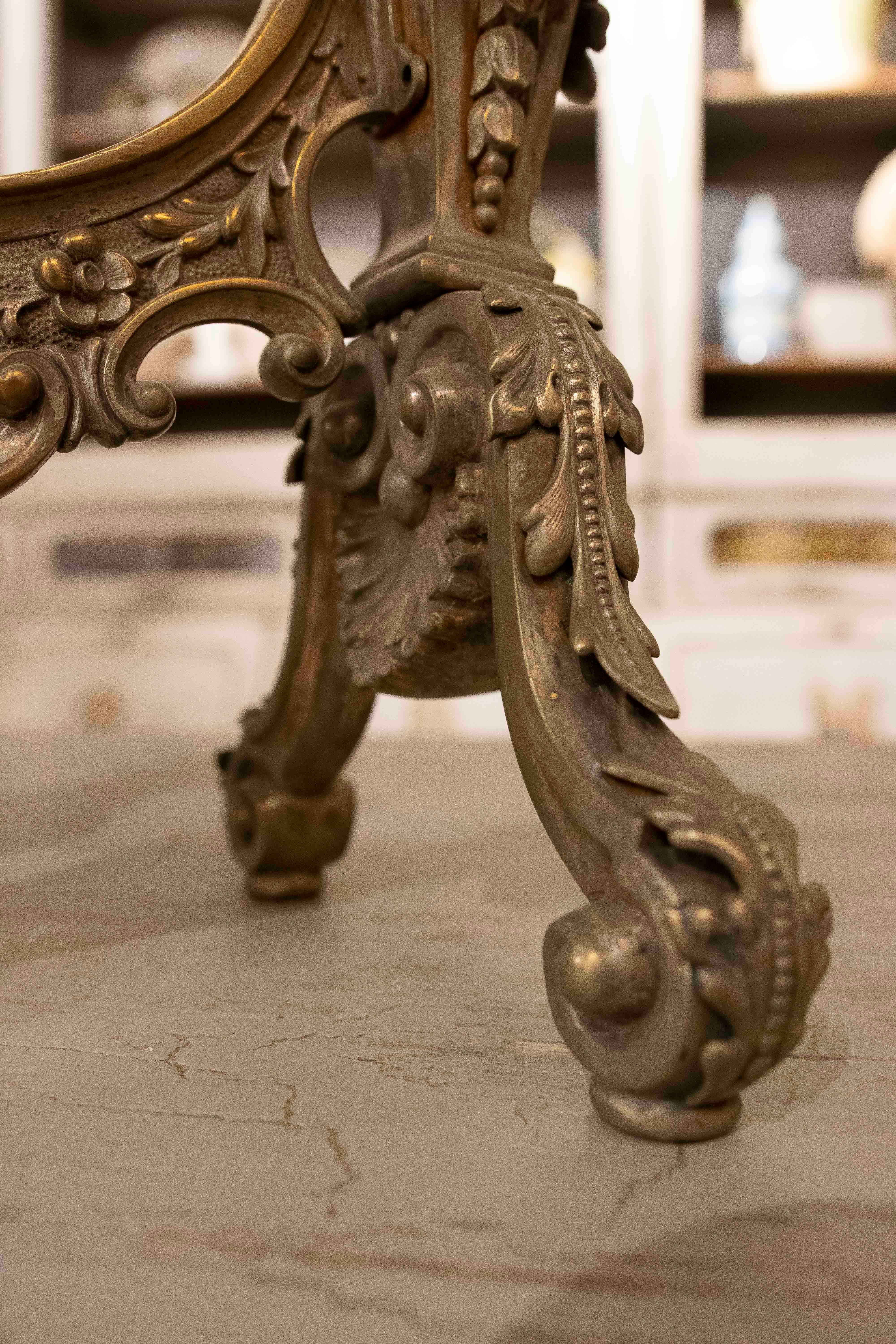 Coppia di bocchette da camino francesi in bronzo del 1875 con design ornamentale in vendita 5
