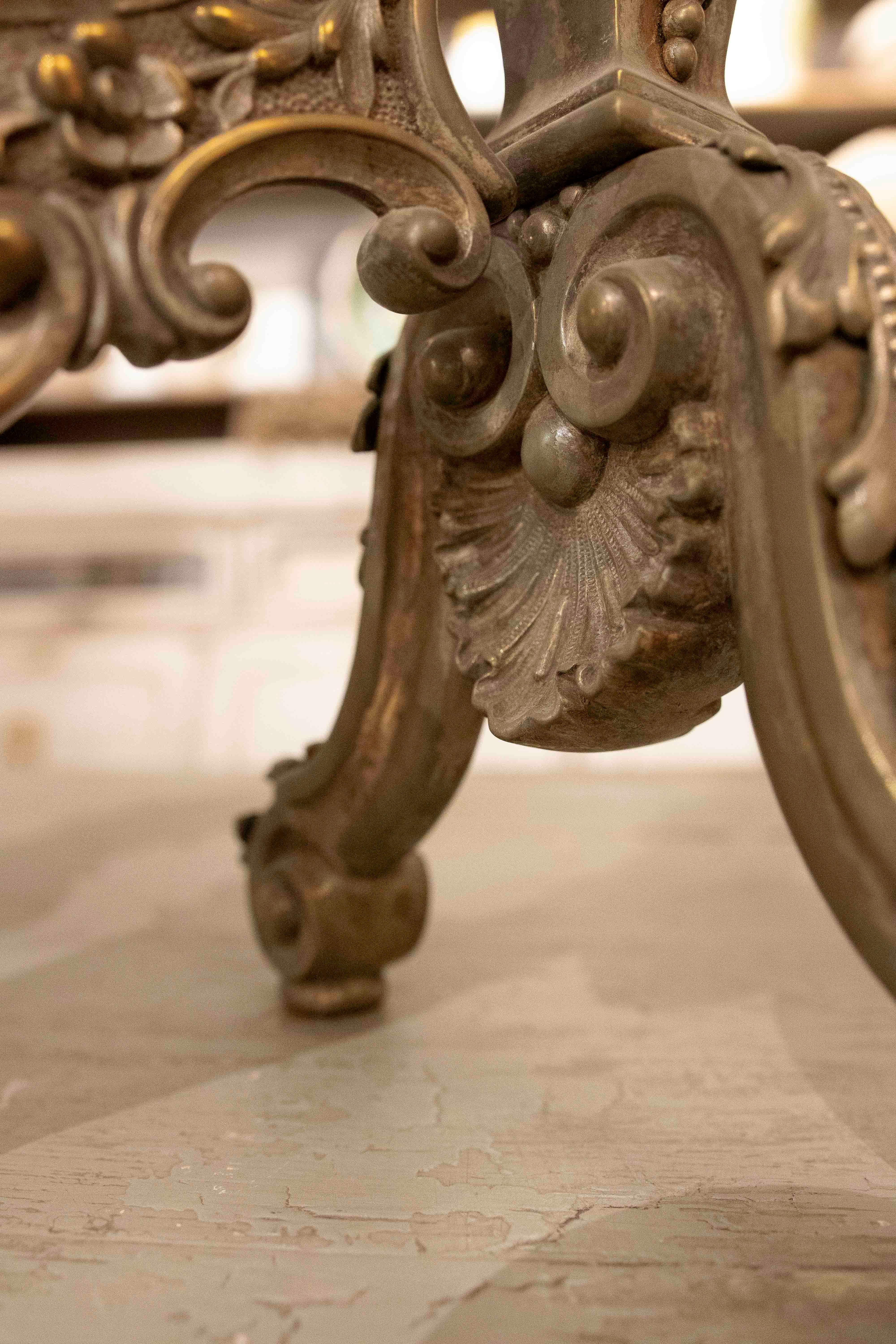 Coppia di bocchette da camino francesi in bronzo del 1875 con design ornamentale in vendita 6