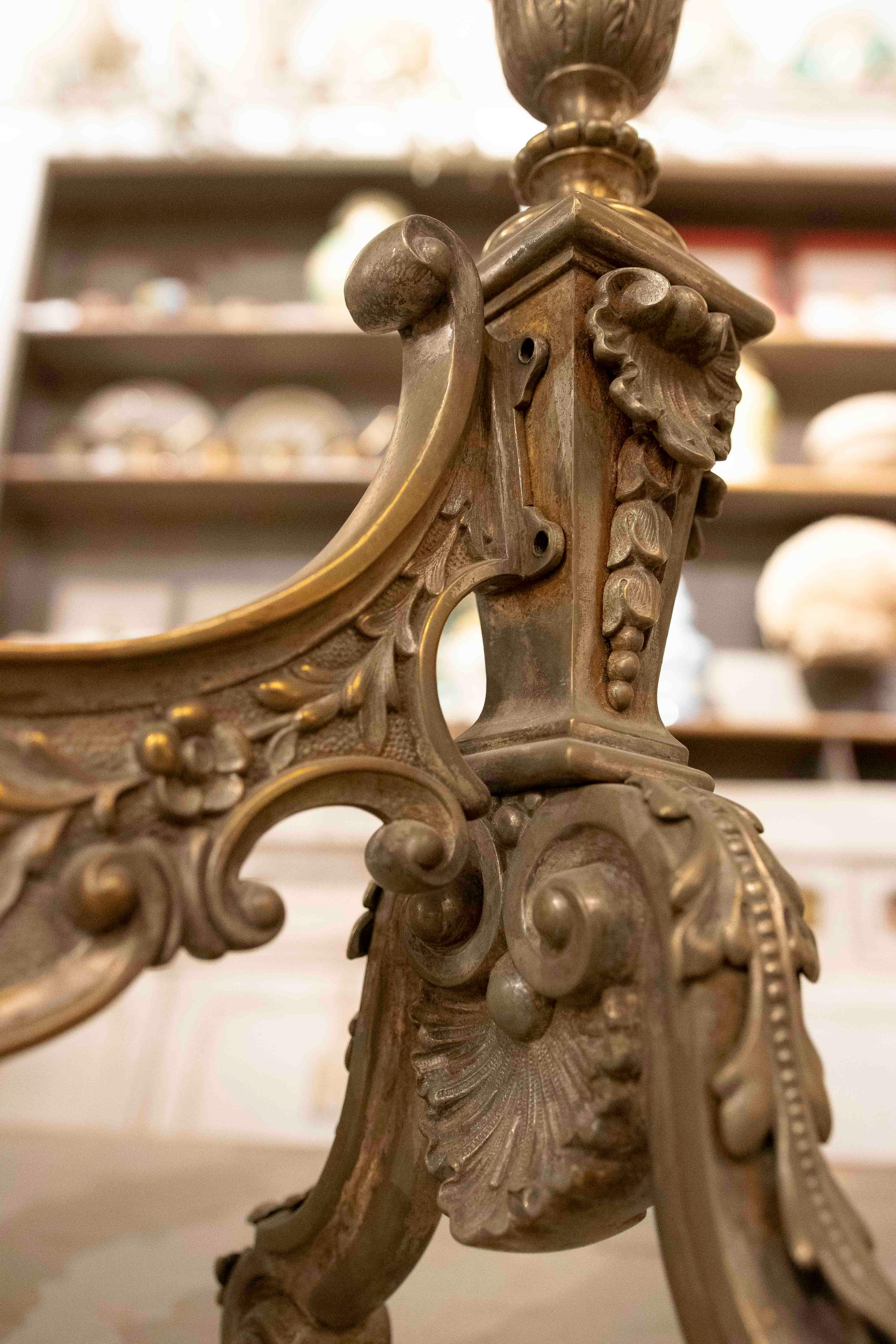 Coppia di bocchette da camino francesi in bronzo del 1875 con design ornamentale in vendita 7