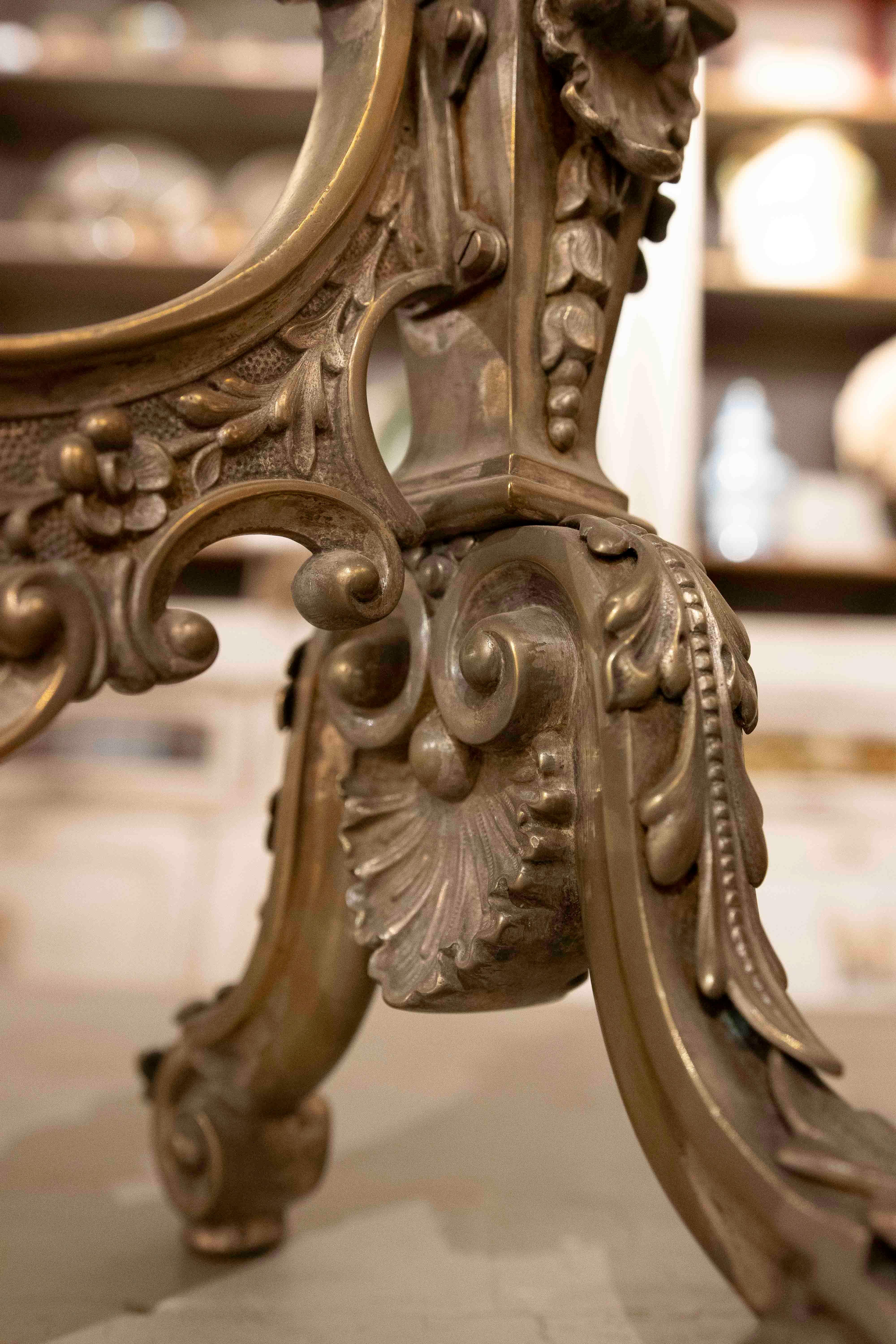 Coppia di bocchette da camino francesi in bronzo del 1875 con design ornamentale in vendita 8