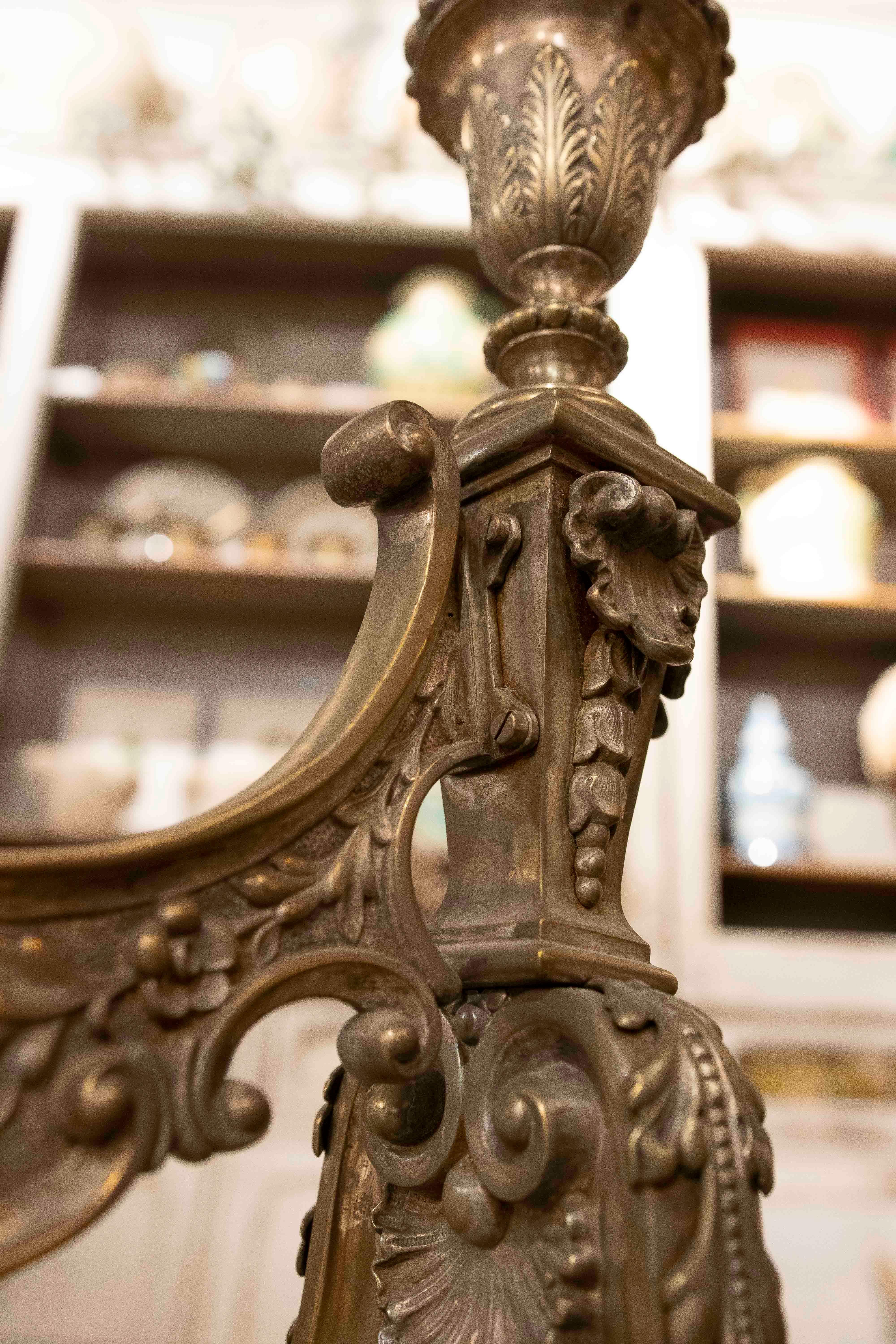 Coppia di bocchette da camino francesi in bronzo del 1875 con design ornamentale in vendita 9