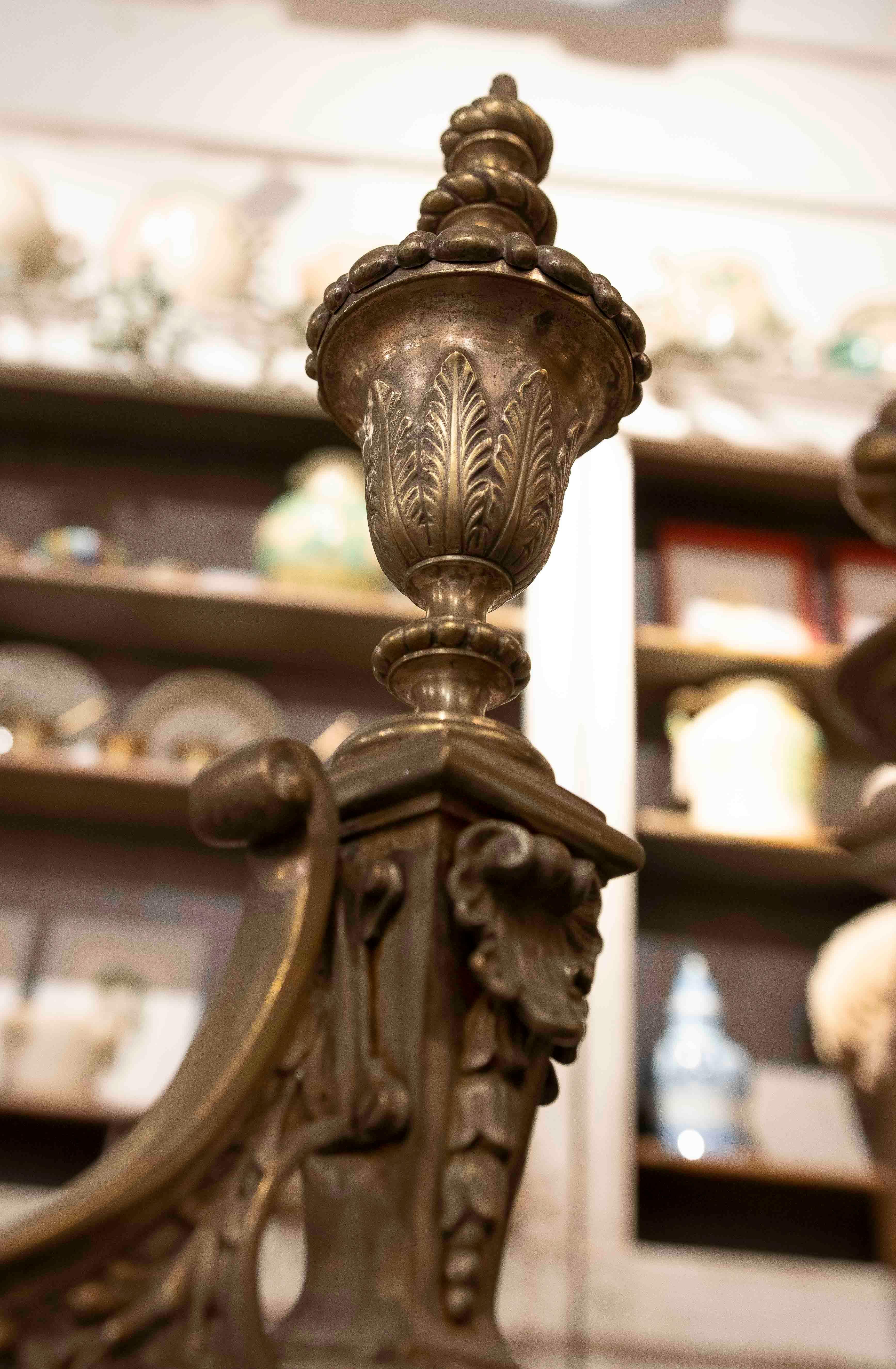 Coppia di bocchette da camino francesi in bronzo del 1875 con design ornamentale in vendita 10