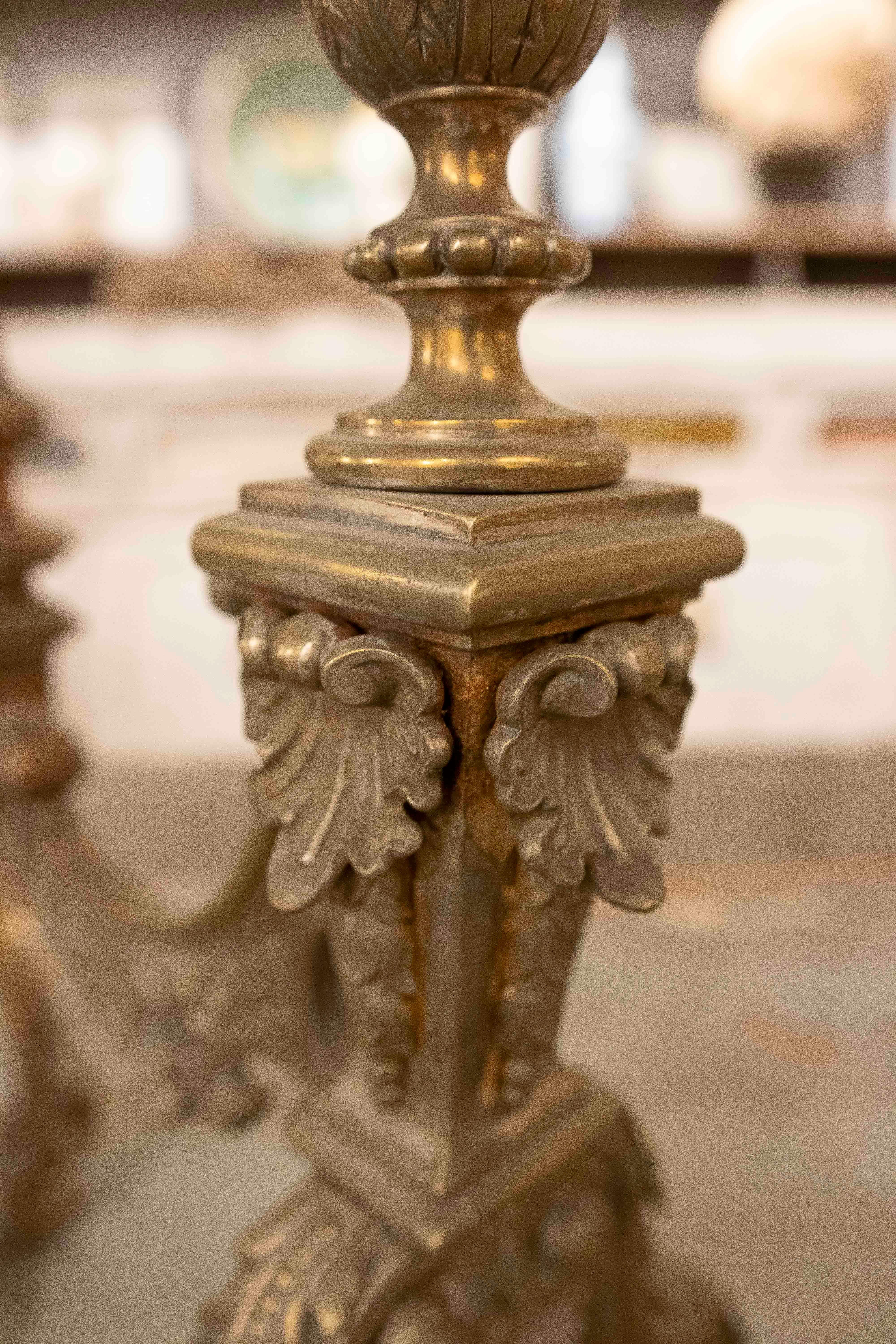 Coppia di bocchette da camino francesi in bronzo del 1875 con design ornamentale in vendita 11