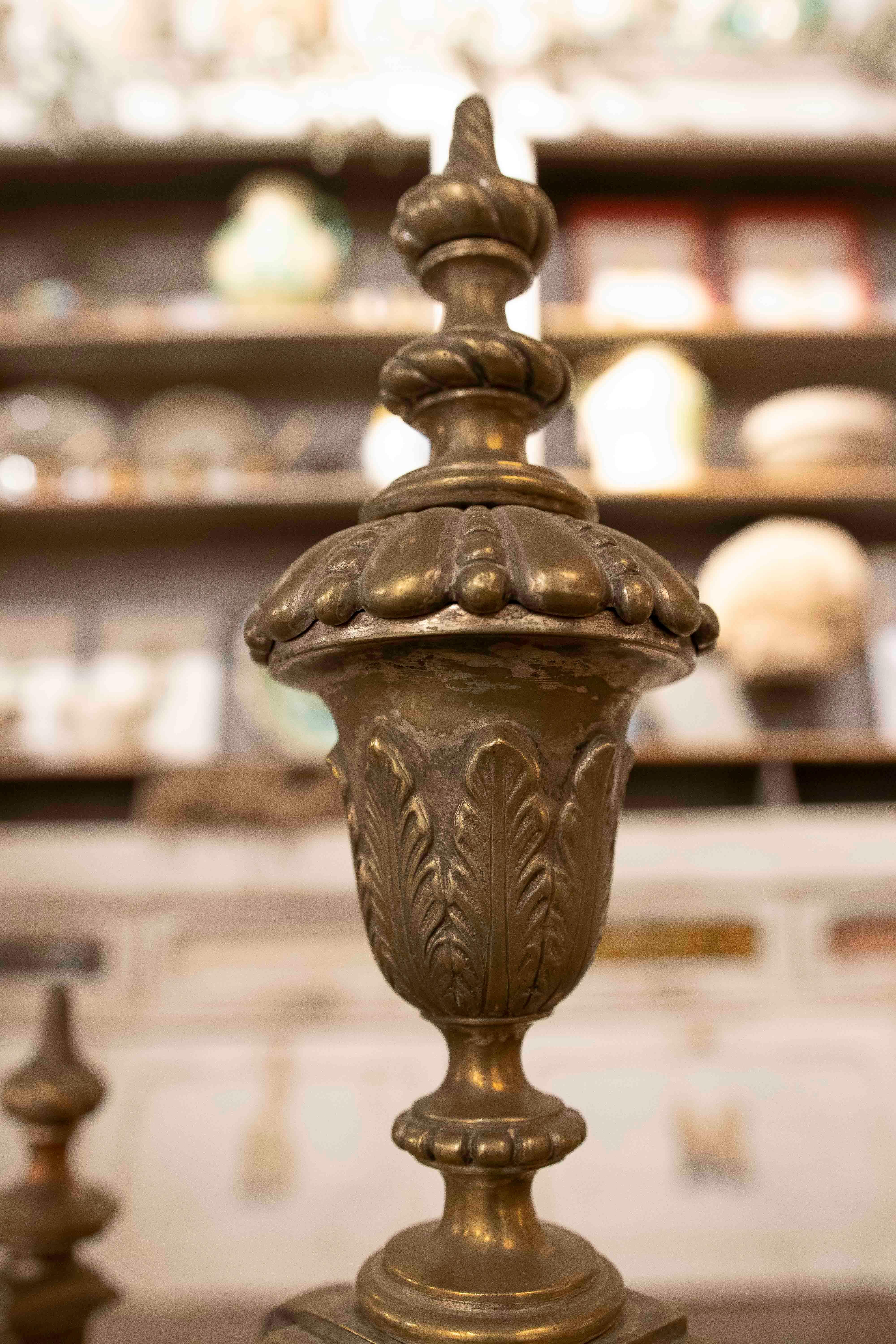 Coppia di bocchette da camino francesi in bronzo del 1875 con design ornamentale in vendita 12