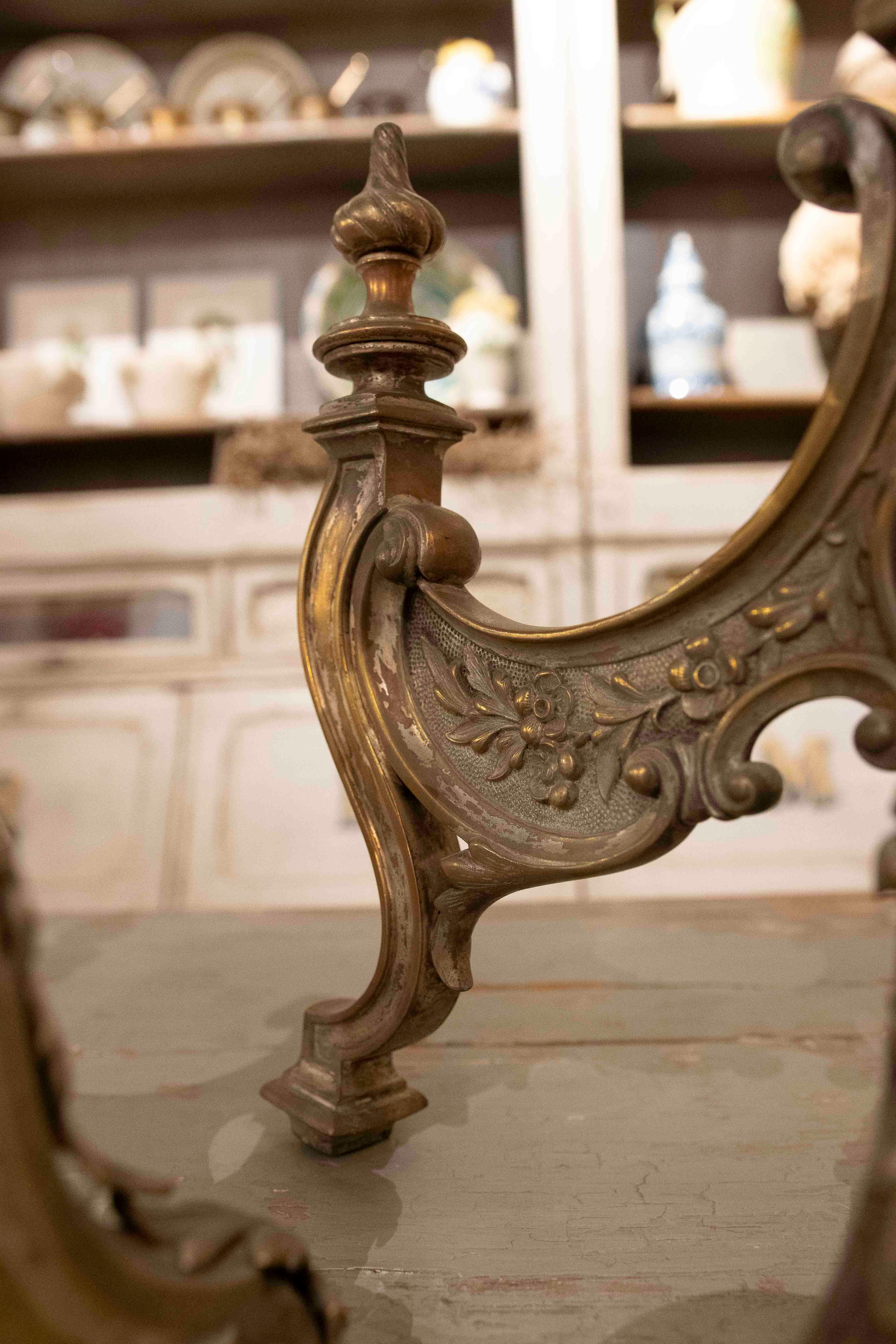 Coppia di bocchette da camino francesi in bronzo del 1875 con design ornamentale in vendita 13