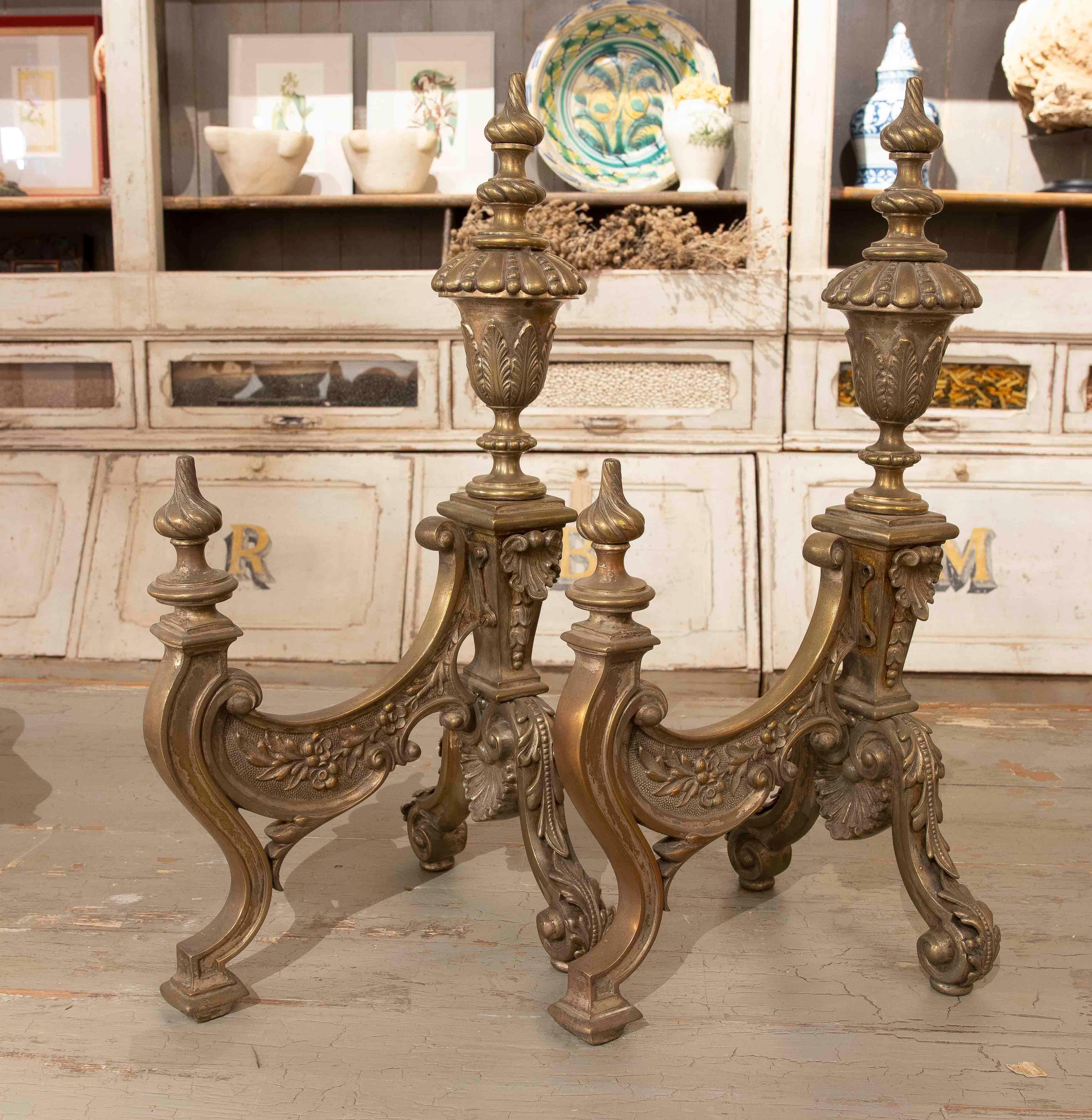 Magnifica coppia di spugnole da camino francesi realizzate in bronzo, con un intricato disegno ornamentale che combina foglie d'acanto e motivi classici. La loro struttura robusta e dettagliata non solo fornisce funzionalità per il supporto dei