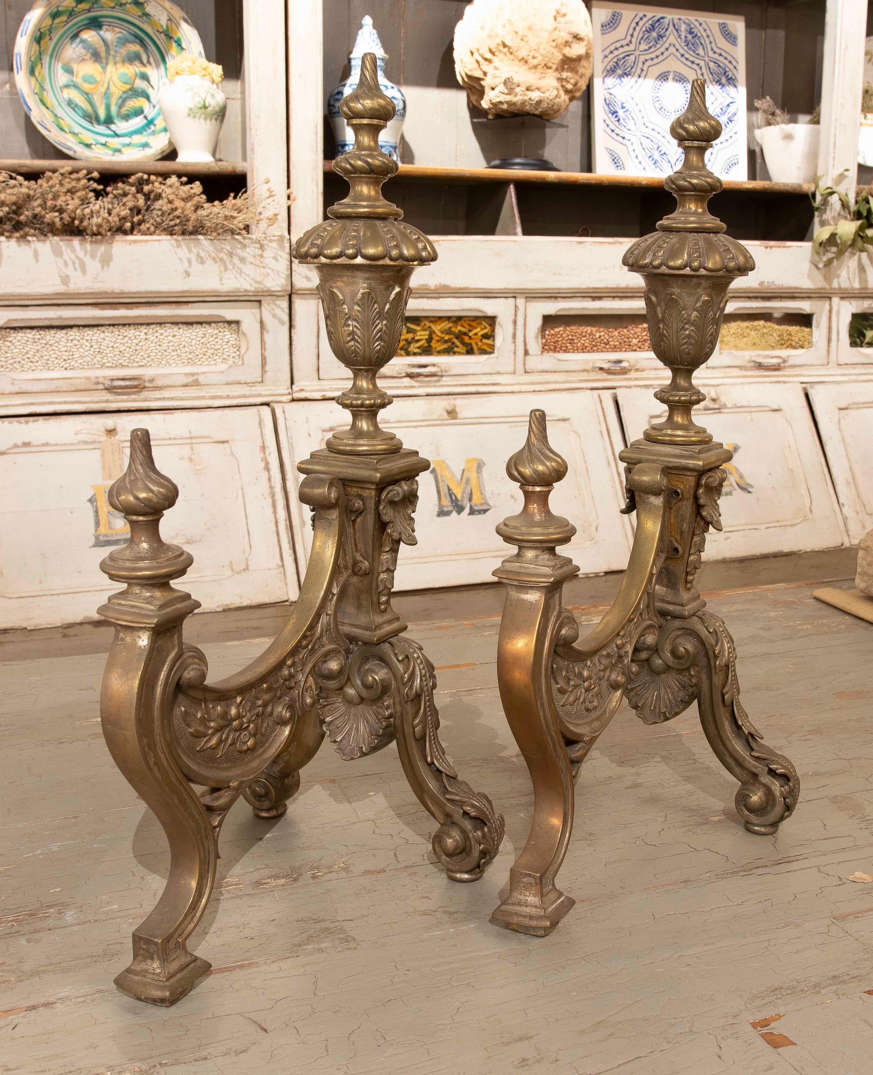 Francese Coppia di bocchette da camino francesi in bronzo del 1875 con design ornamentale in vendita