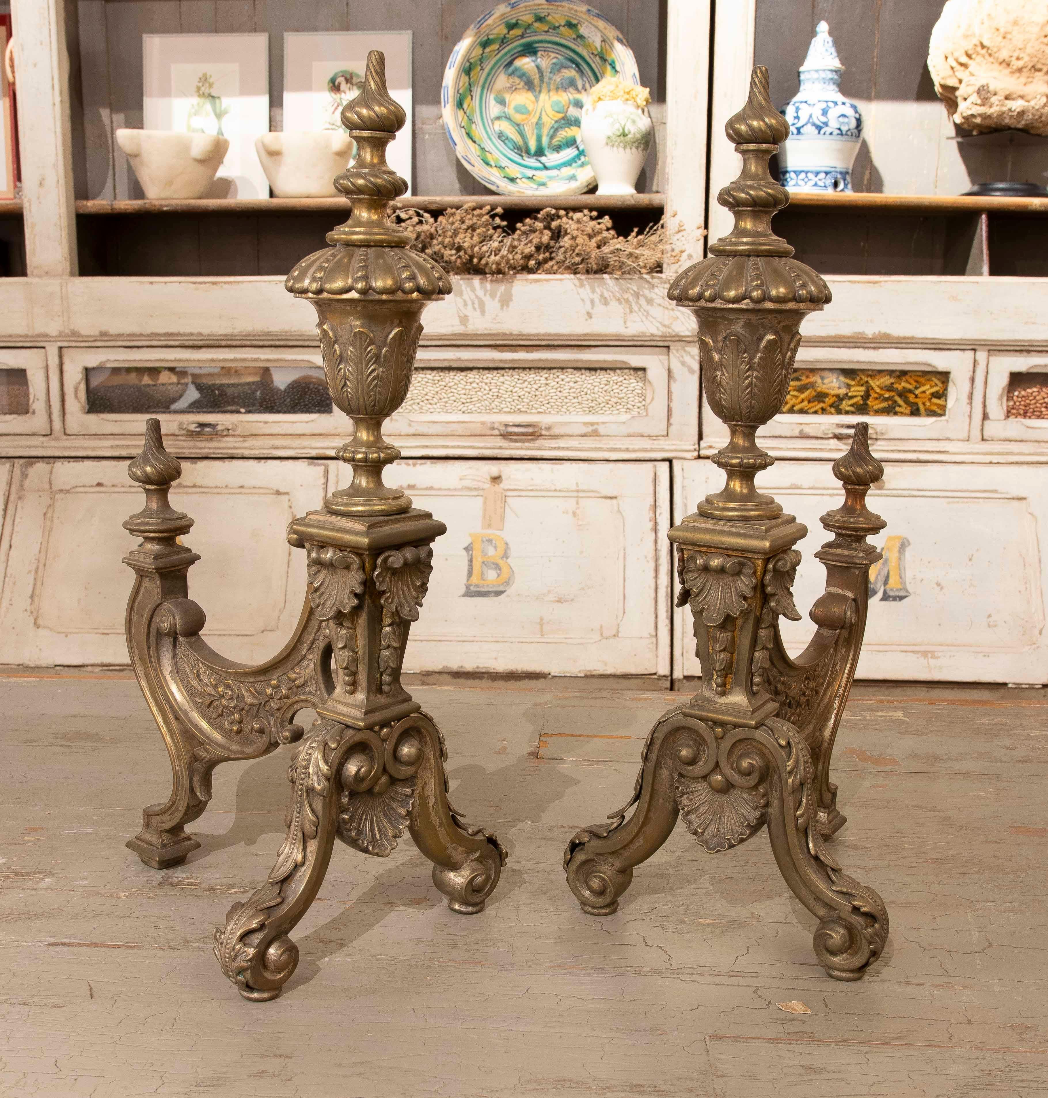 Coppia di bocchette da camino francesi in bronzo del 1875 con design ornamentale In condizioni buone in vendita a Marbella, ES