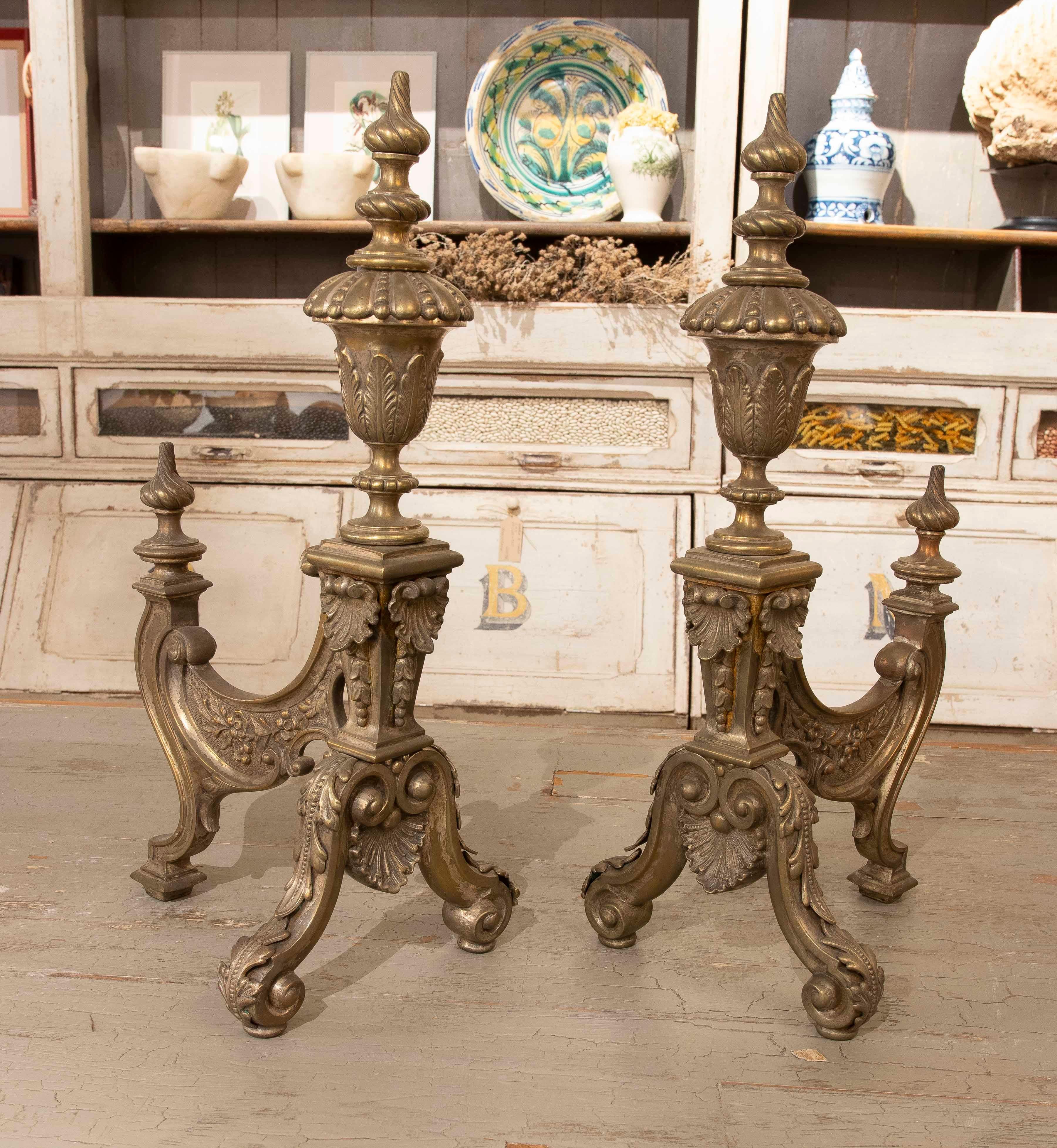 XIX secolo Coppia di bocchette da camino francesi in bronzo del 1875 con design ornamentale in vendita