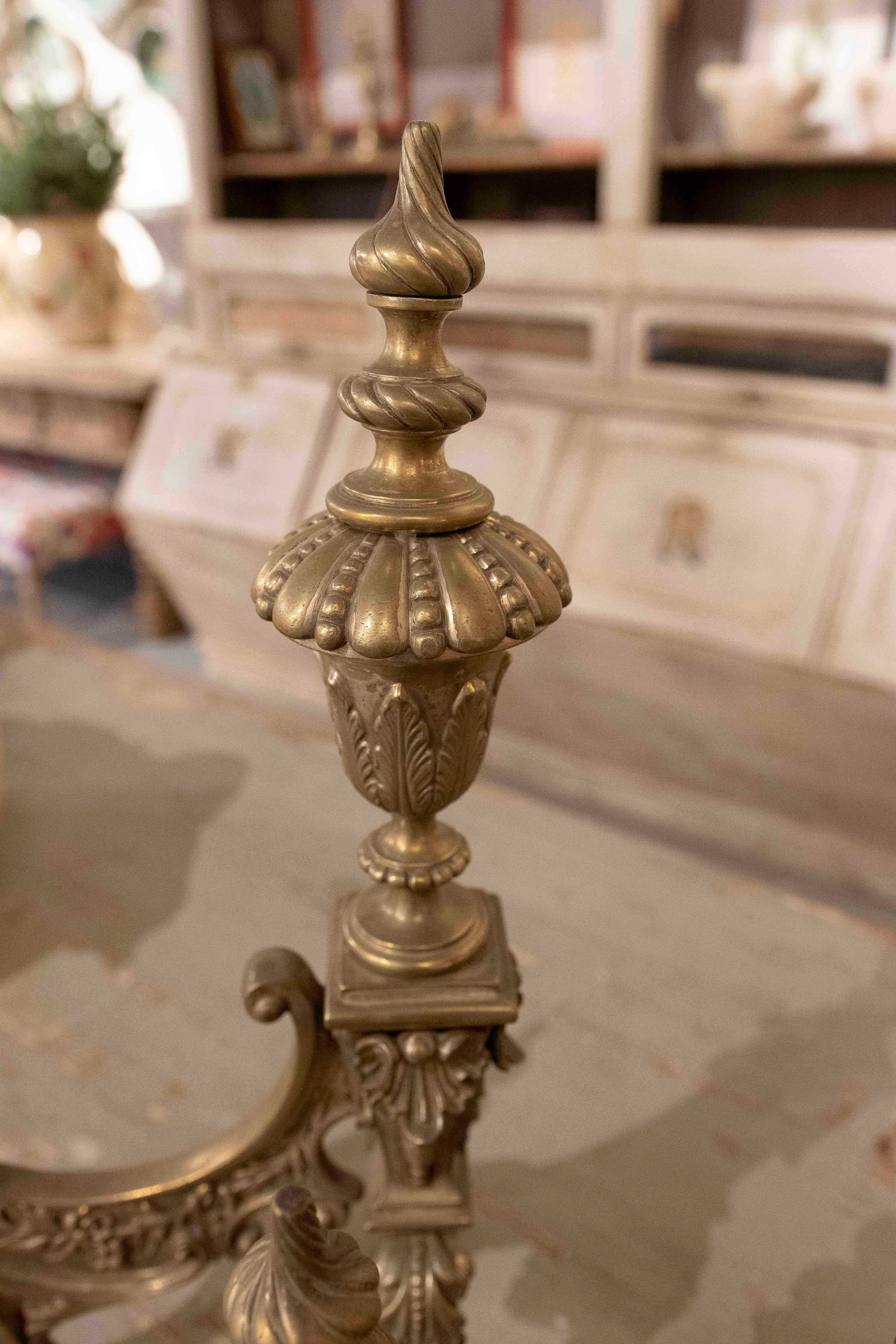 Coppia di bocchette da camino francesi in bronzo del 1875 con design ornamentale in vendita 1