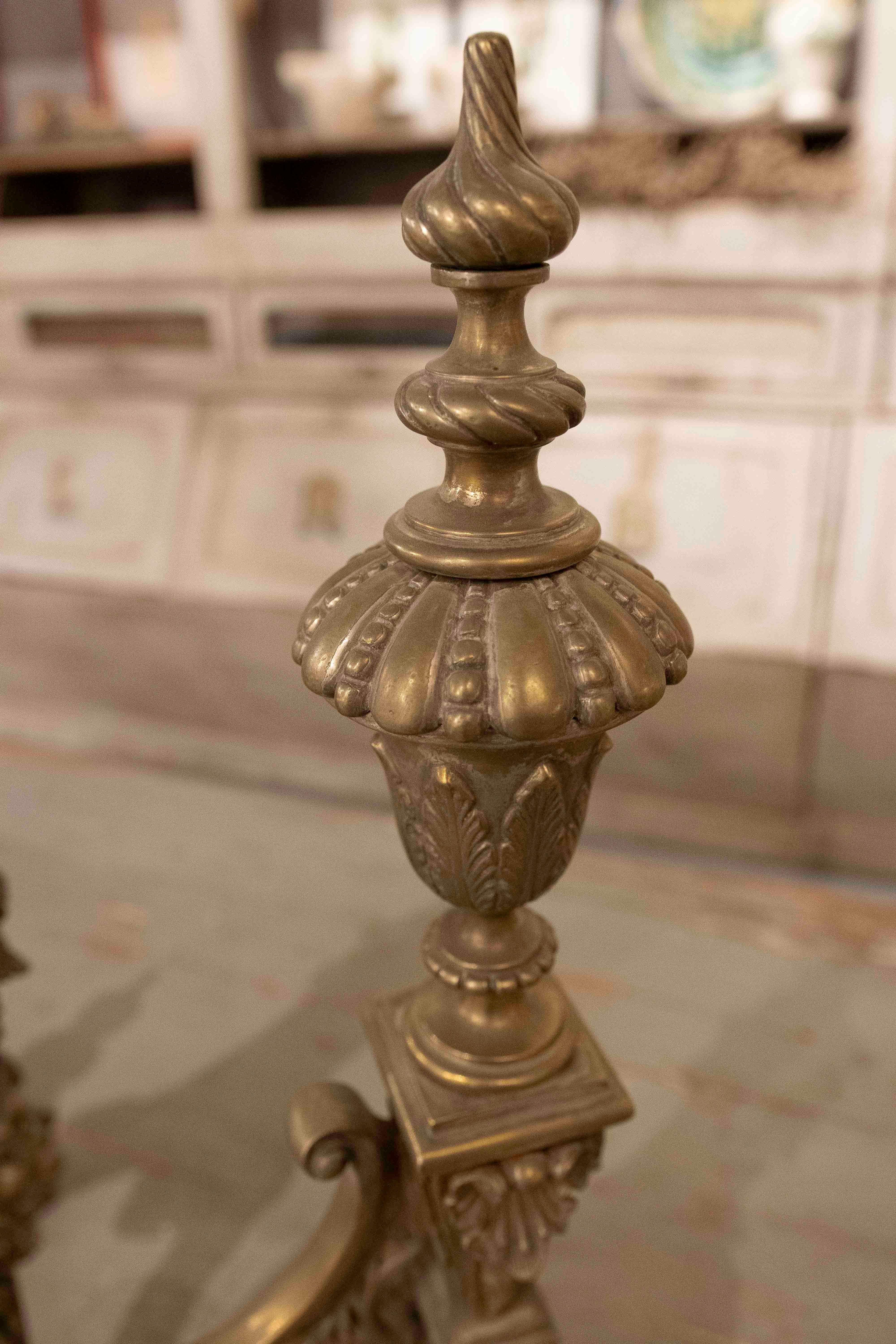 Coppia di bocchette da camino francesi in bronzo del 1875 con design ornamentale in vendita 2
