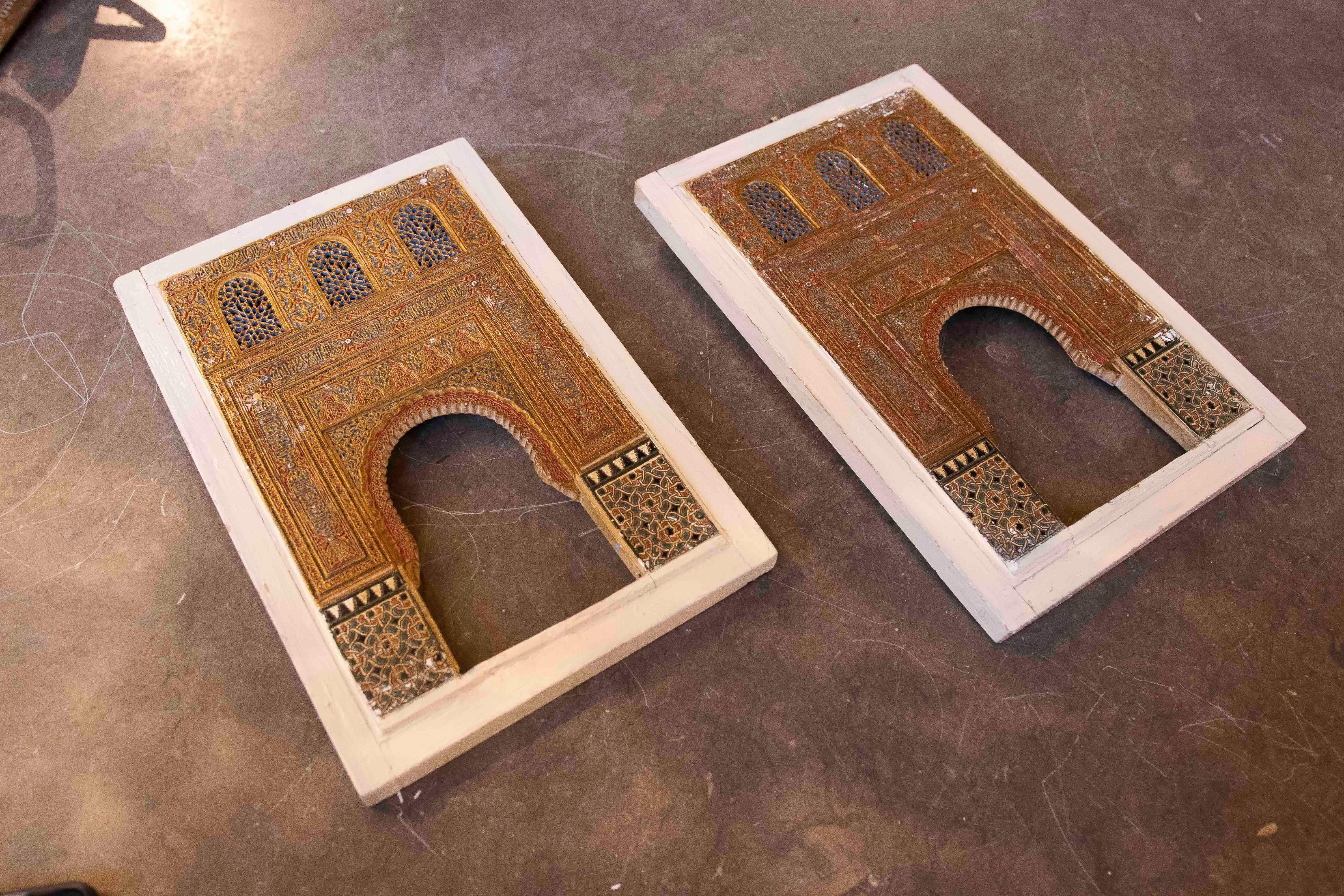 Modèles détaillés en stuc reproduisant les emblématiques arcs à trois fenêtres inspirés de l'architecture de l'Alhambra de Grenade. La pièce présente des gravures finement polychromes avec des motifs arabes et des tracés ajourés complexes, reflétant