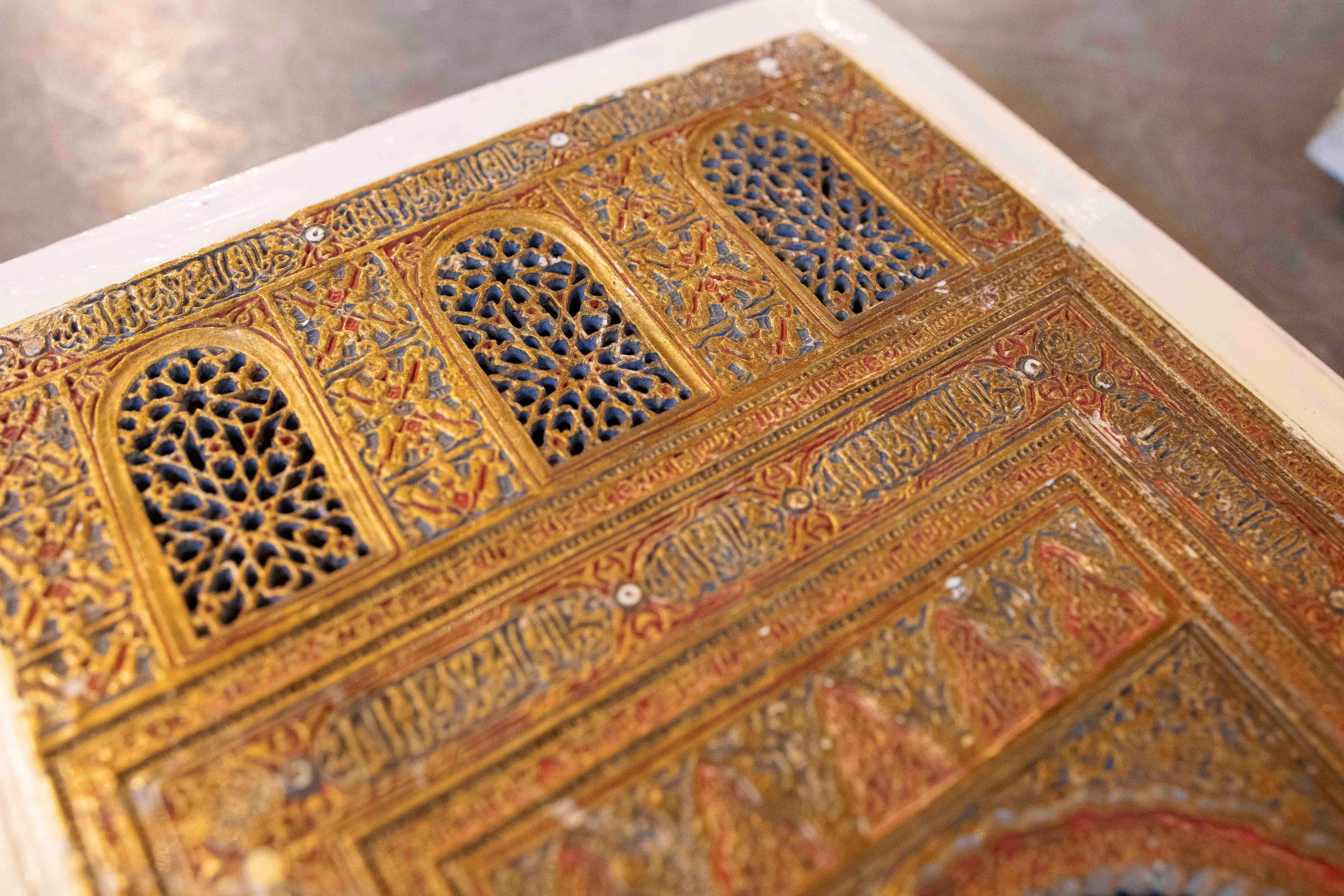 Paire de modèles en stuc fabriqués à la main avec des arcs en granit des années 1875 en vente 2