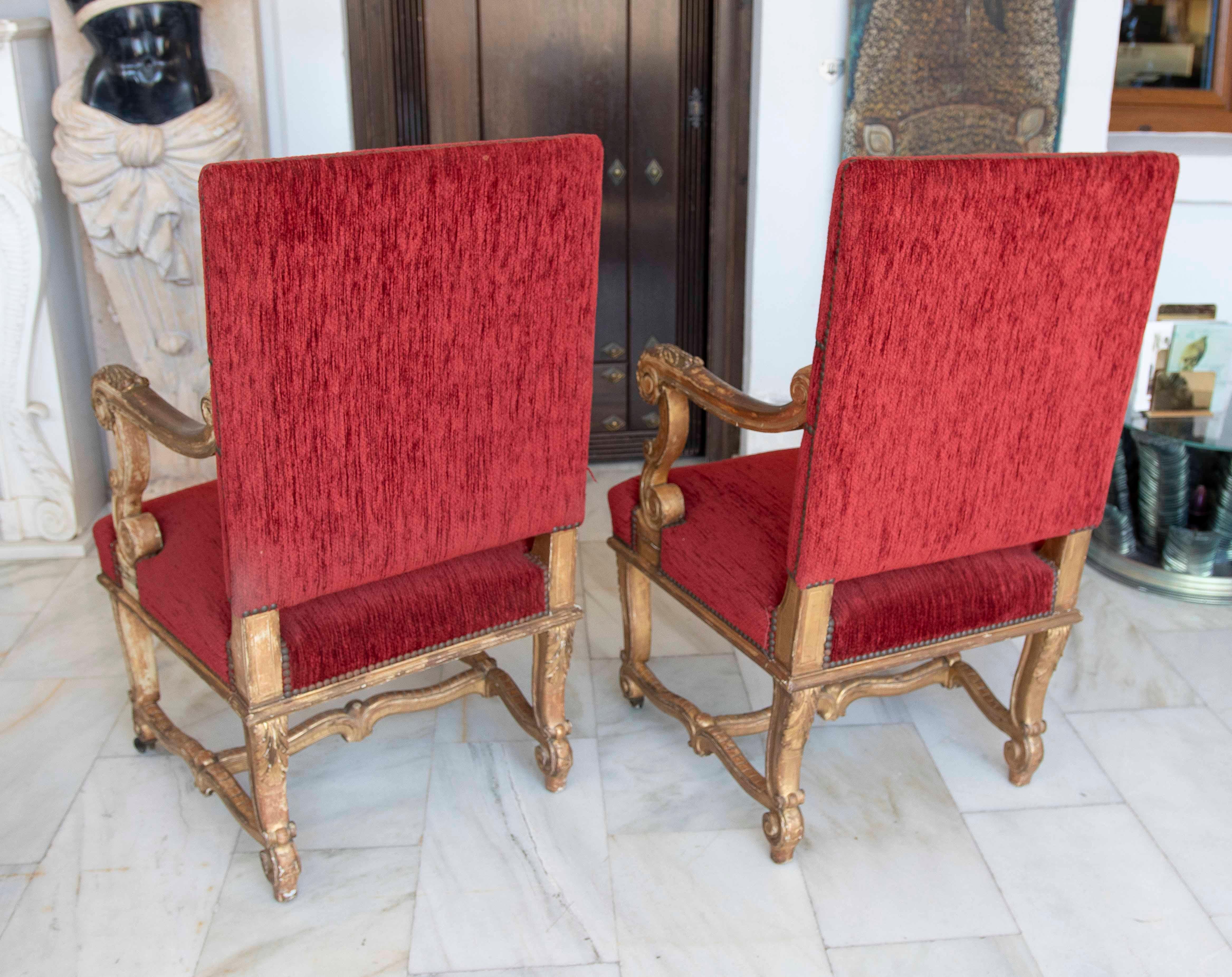 Coppia di poltrone Luigi XV del 1875 con rivestimento in velluto rosso in vendita 3