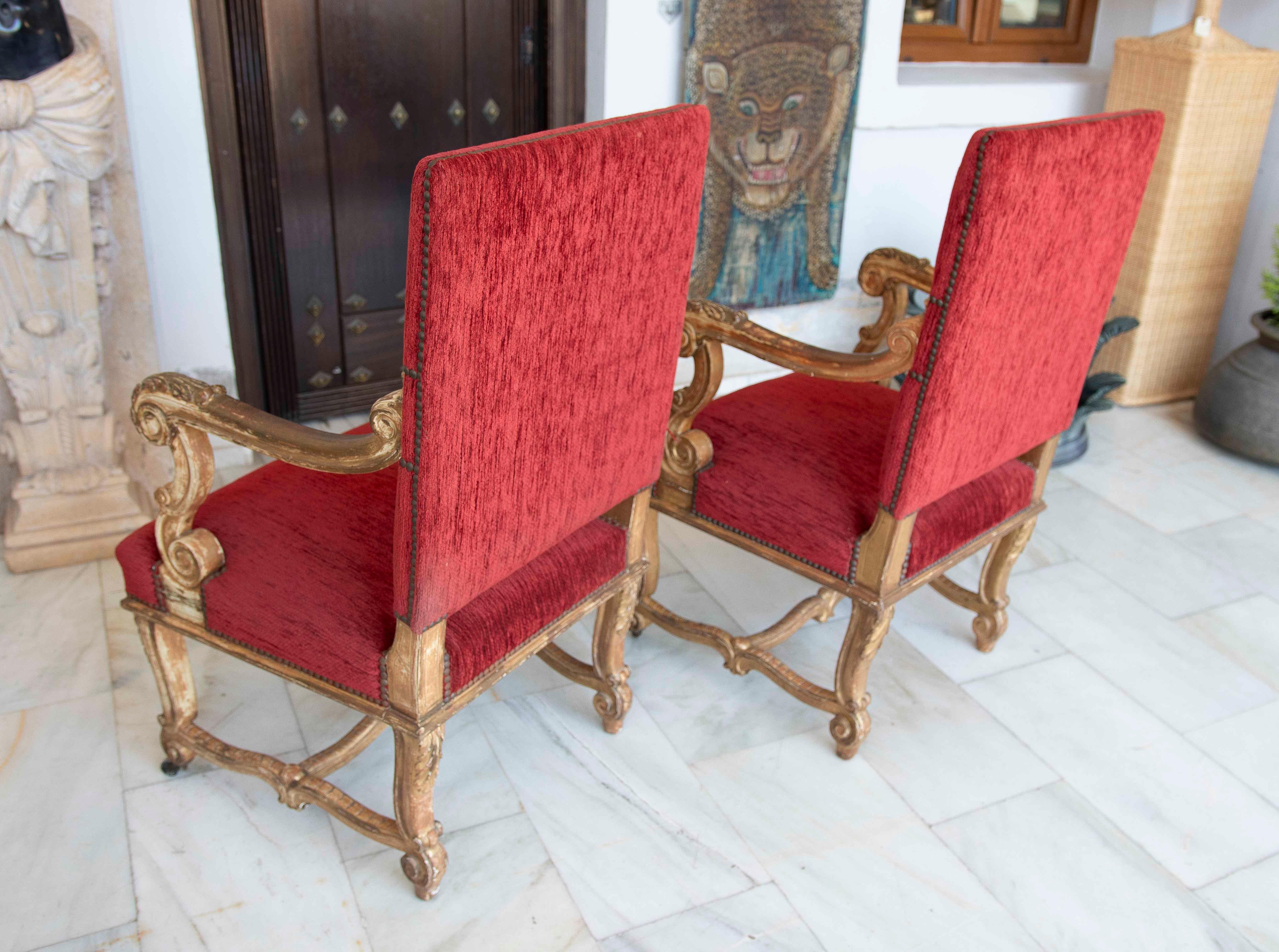 Coppia di poltrone Luigi XV del 1875 con rivestimento in velluto rosso in vendita 4
