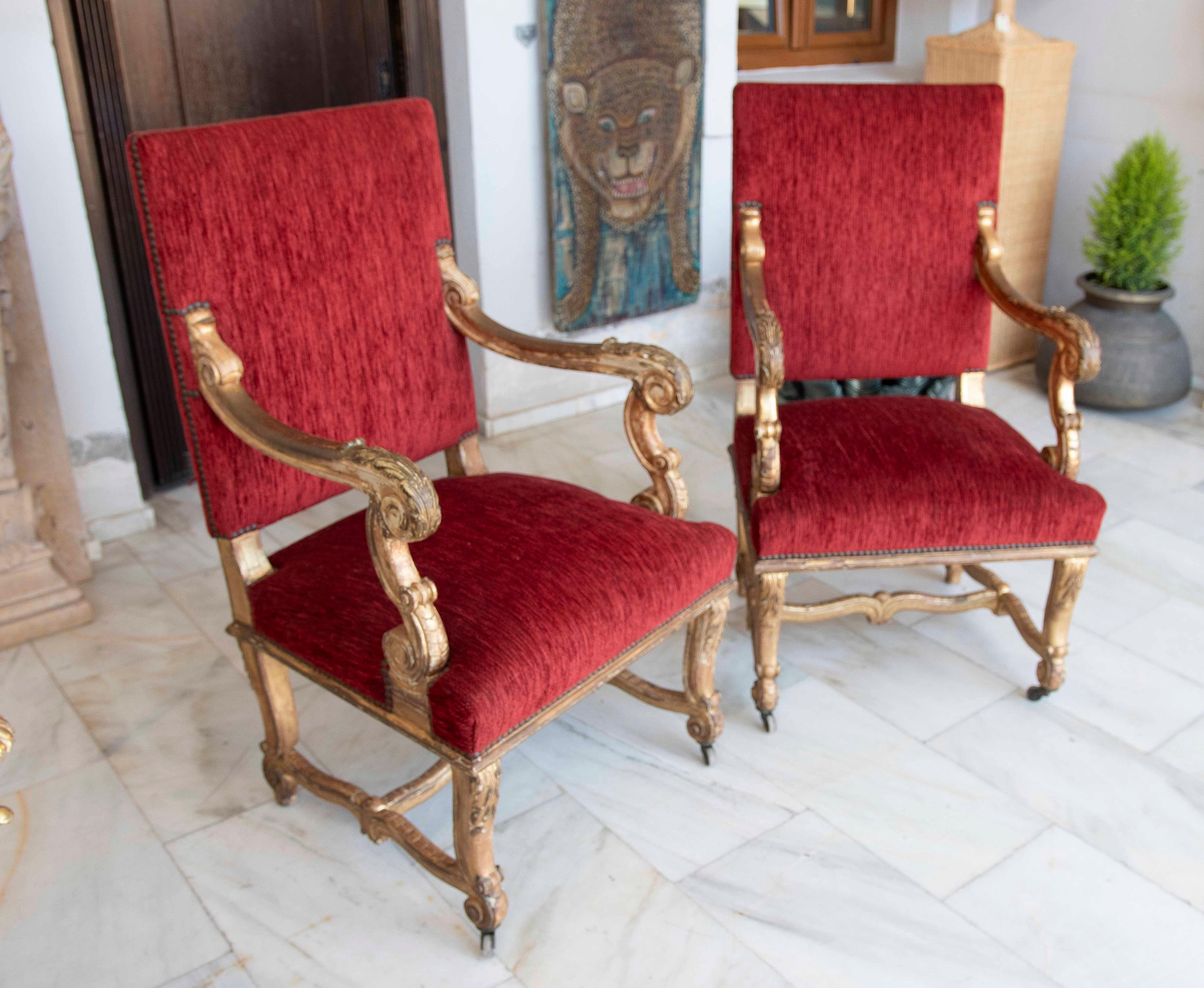 Francese Coppia di poltrone Luigi XV del 1875 con rivestimento in velluto rosso in vendita