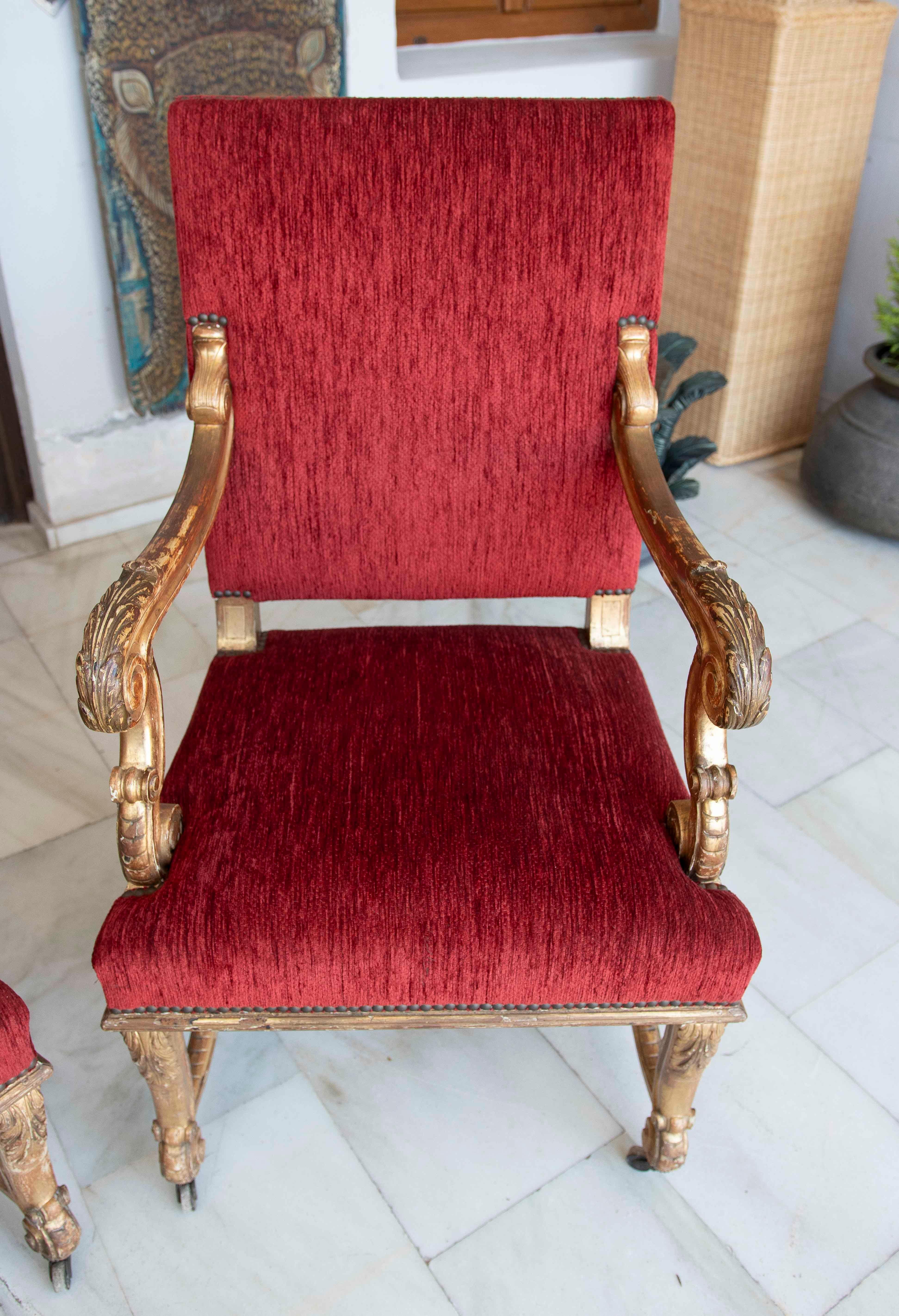 Intagliato a mano Coppia di poltrone Luigi XV del 1875 con rivestimento in velluto rosso in vendita
