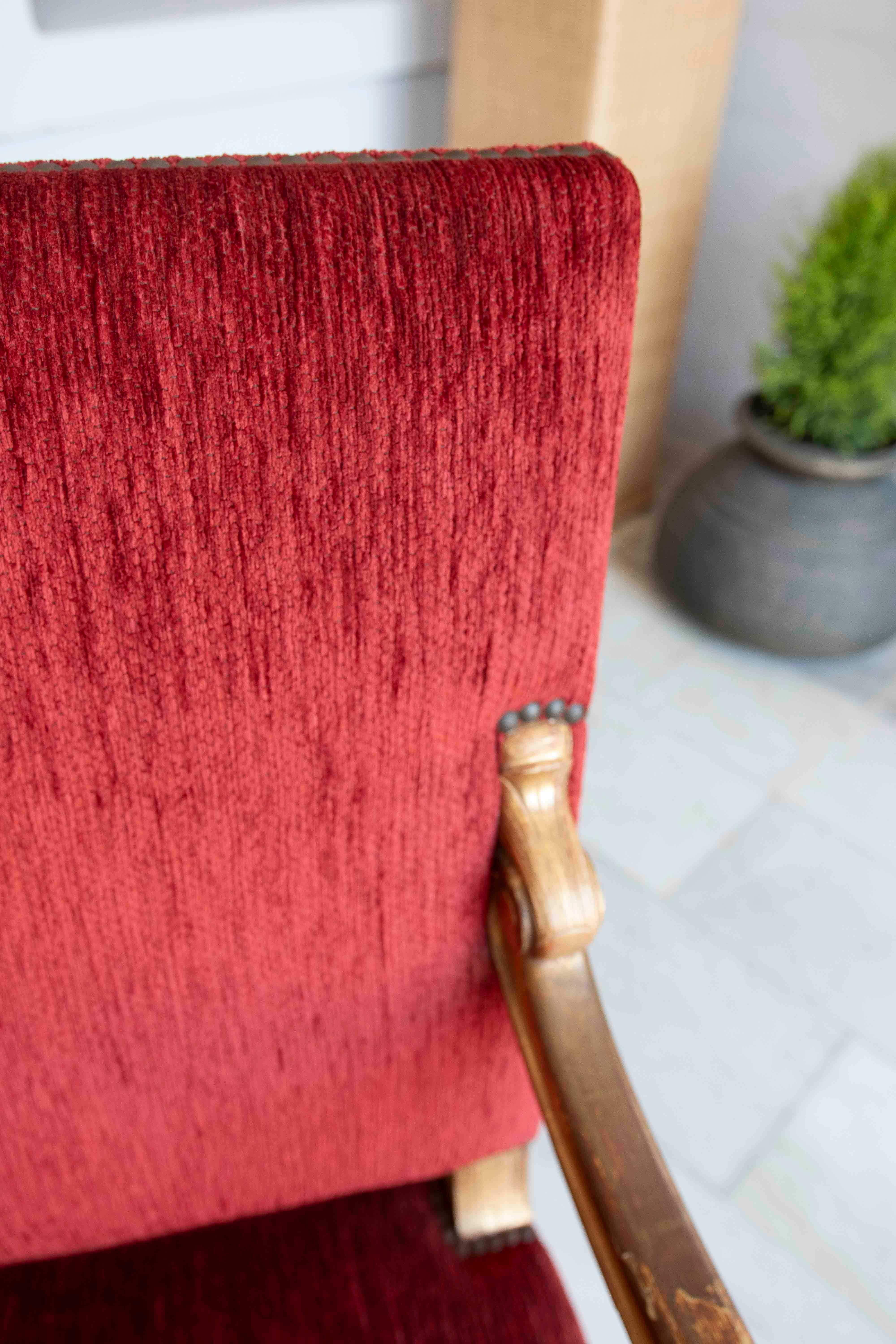 Coppia di poltrone Luigi XV del 1875 con rivestimento in velluto rosso in vendita 2