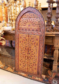 Fenêtre marocaine polychrome des années 1875, à arc en ogive.