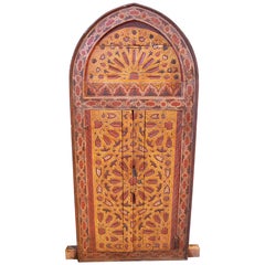 Fenêtre marocaine polychrome des années 1875, à arc en ogive.