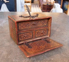 Scatola da scrivania orientale policroma del 1875 circa, con coperchio e cassetti.