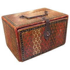 Scatola da scrivania orientale policroma del 1875 circa, con coperchio e cassetti.