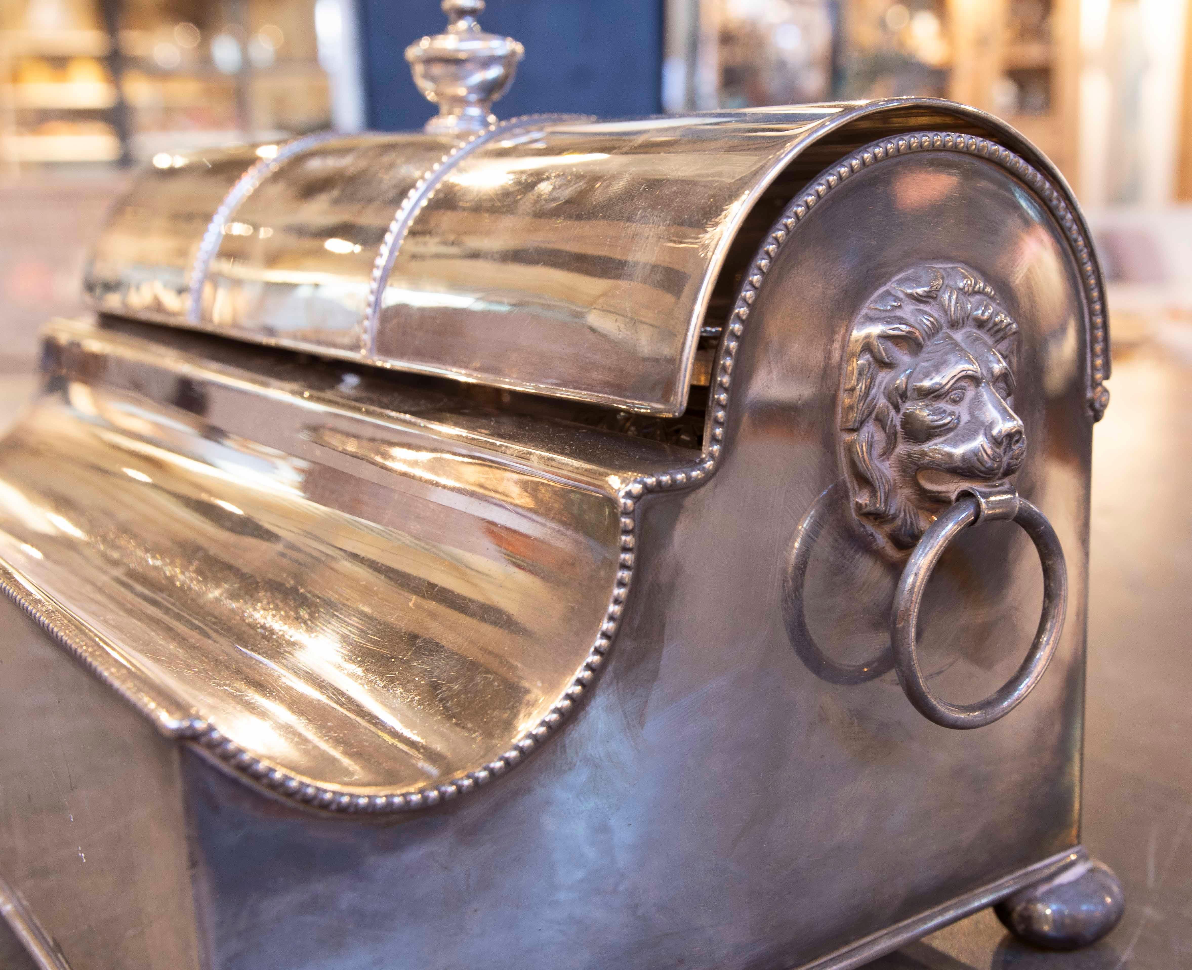 1875s Silver-plated Brass Desk Inkwell with Crystallized Ink and Engraved Detail For Sale 5