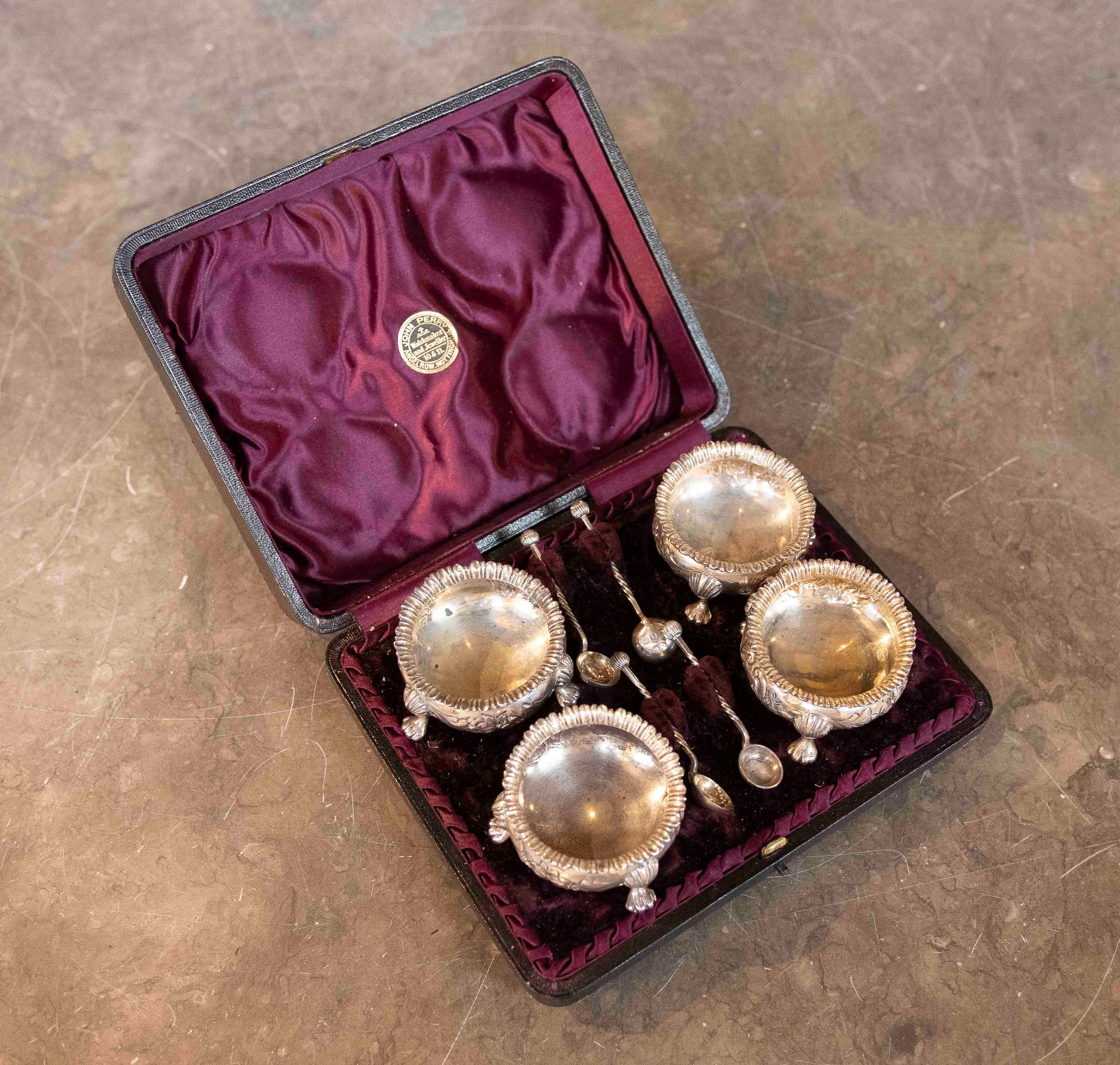1875s Victorian Silver Salt Cellar Set in its Original Case, John Perry For Sale 7