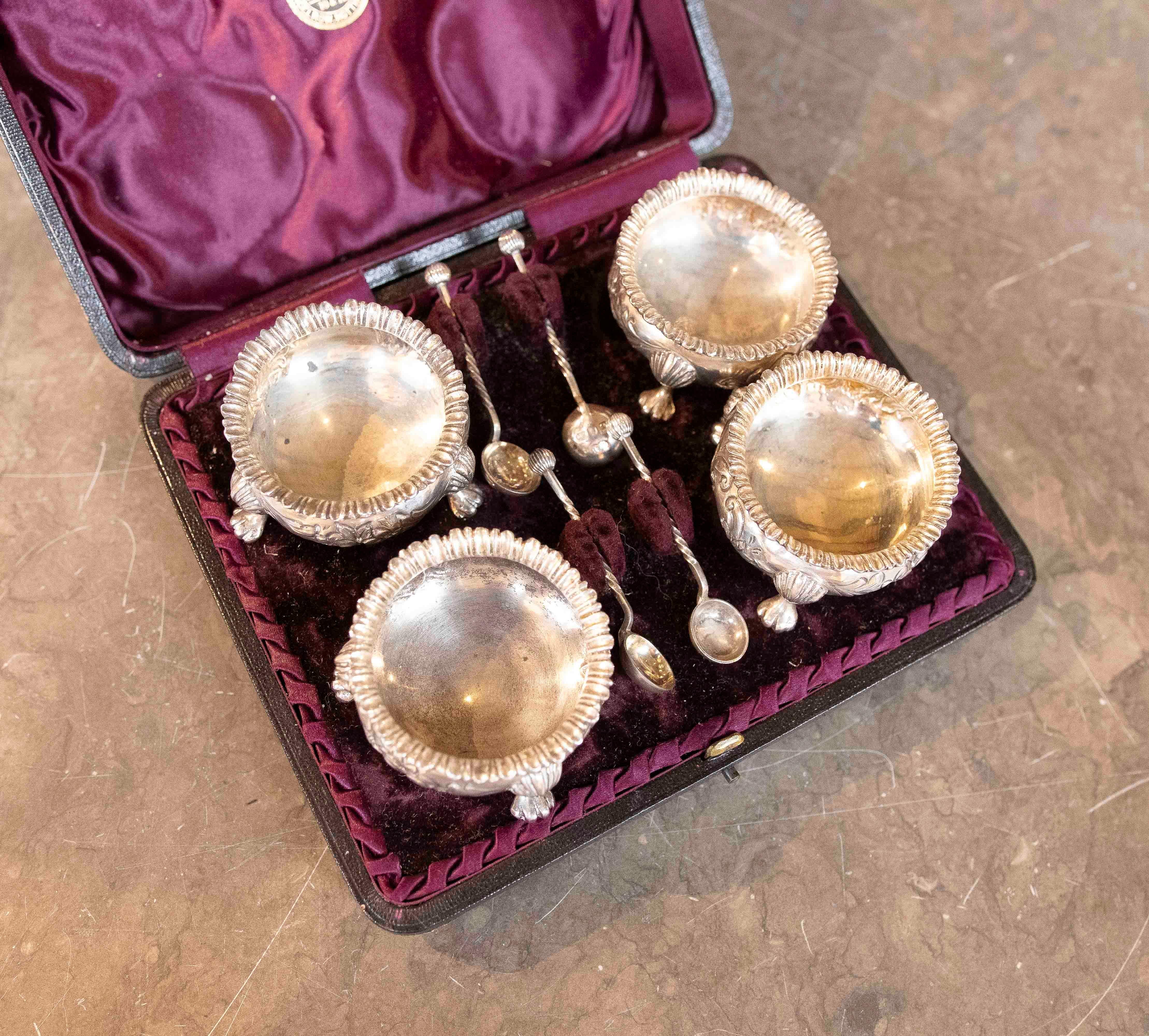 1875s Victorian Silver Salt Cellar Set in its Original Case, John Perry For Sale 8