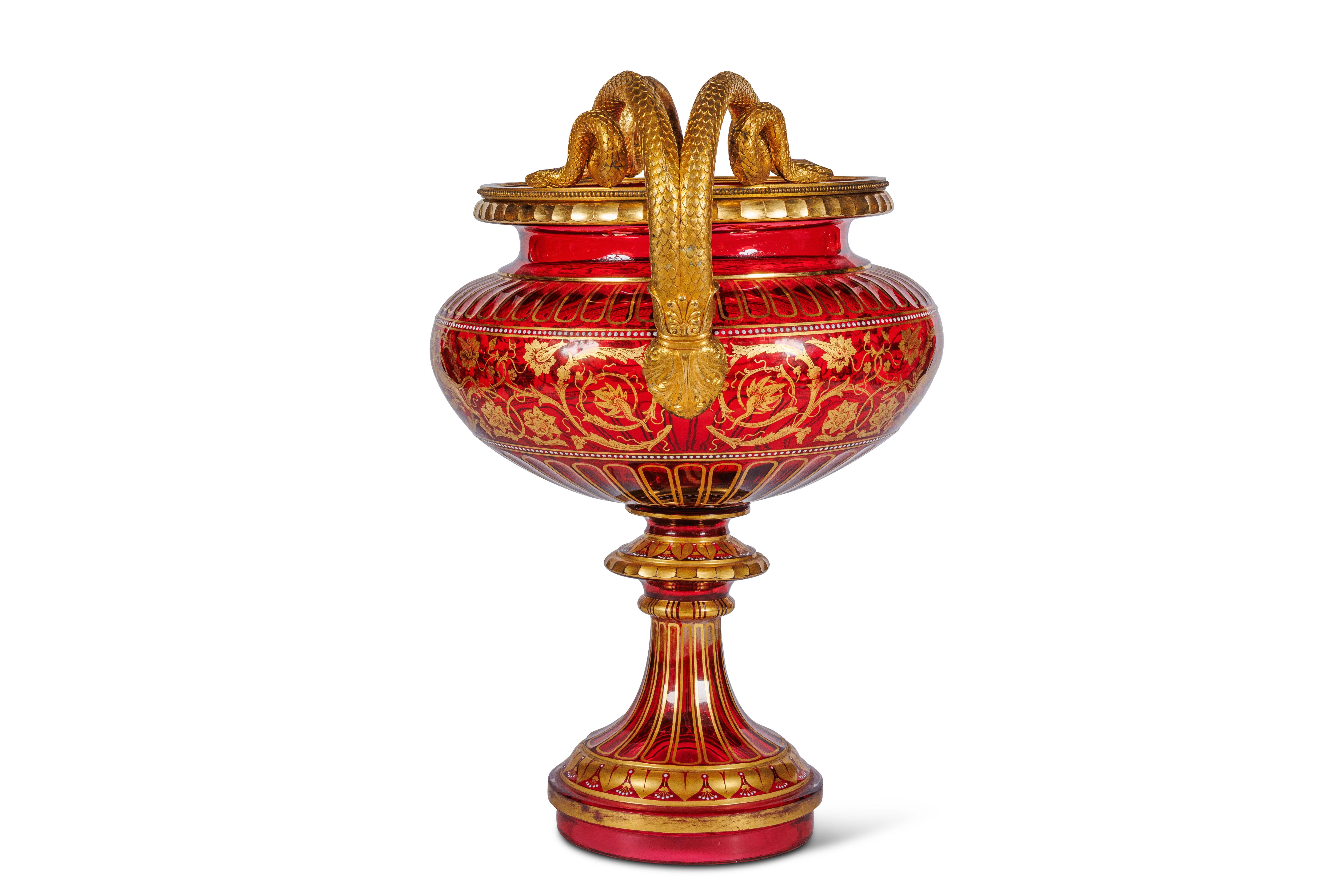 Esposizione del Centenario del 1876, J & L. Lobmeyr Eccezionale centrotavola in vetro rubino di Boemia con montatura in ormù

Questo eccezionale centrotavola in vetro rosso rubino di Boemia, opera del rinomato produttore di vetro viennese J. & L.
