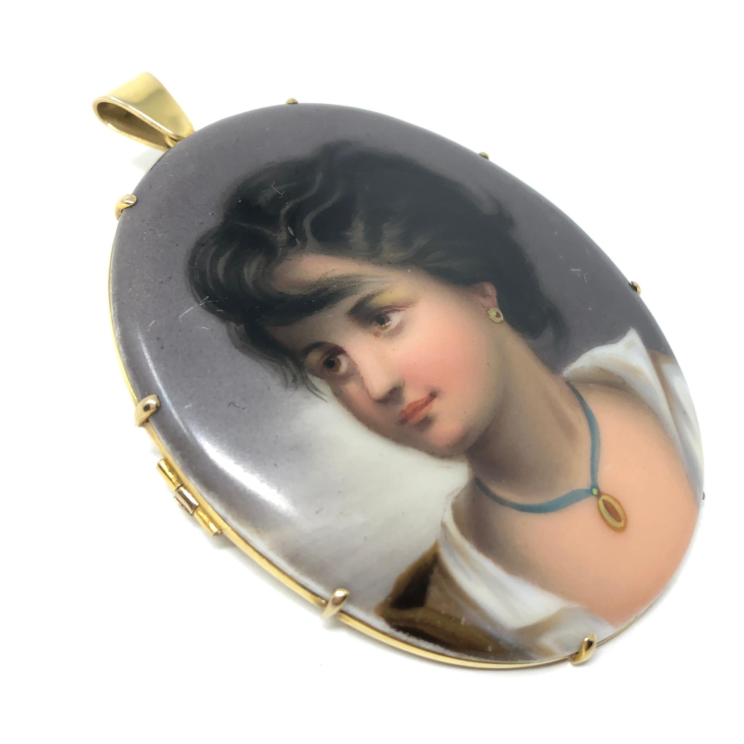 Vittoriano Ciondolo e spilla in oro 9ct vittoriano 1876 con ritratto in miniatura in vendita