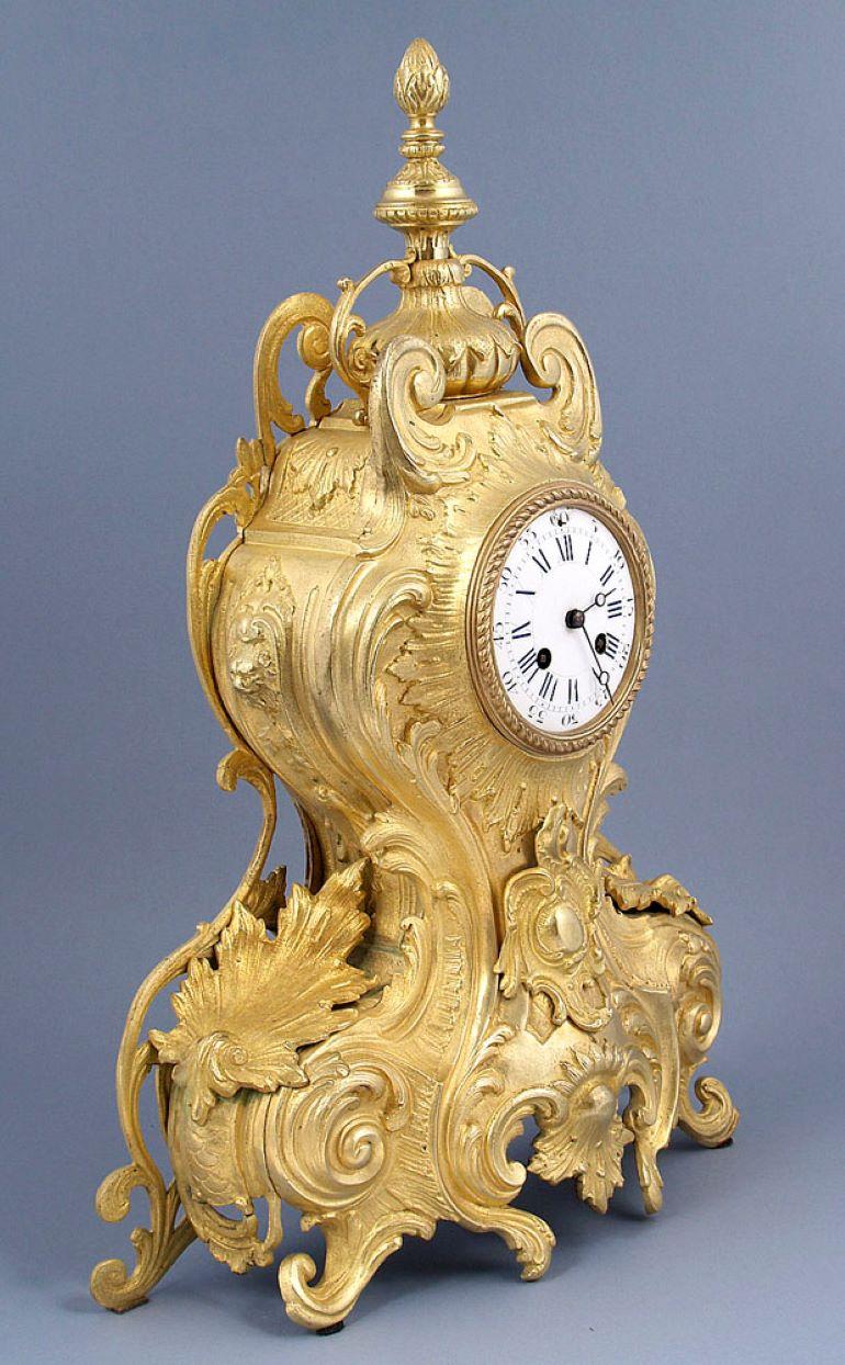 Pendule de cheminée 1878 Mouvement H&F Paris
Pendule de cheminée de plan trapézoïdal, reposant sur quatre pieds en forme de flagelles végétales profilées. Large à la base, rétréci plus haut, pour redevenir plus large à l'endroit où le mécanisme est