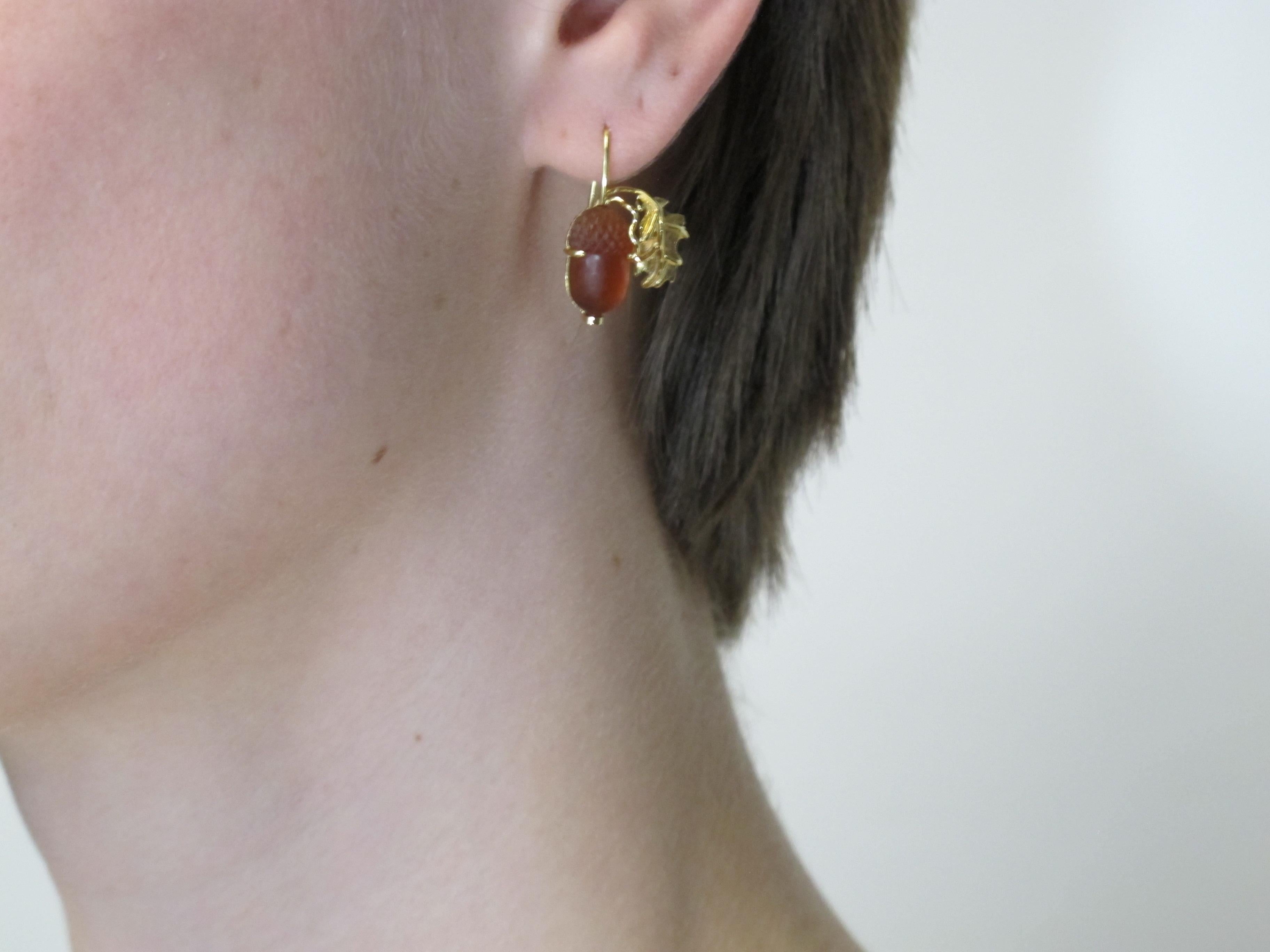 18.78 Carat Carved Garnet Acorns 18 Karat Yellow Gold Lever-Back Earrings In New Condition In Los Angeles, CA