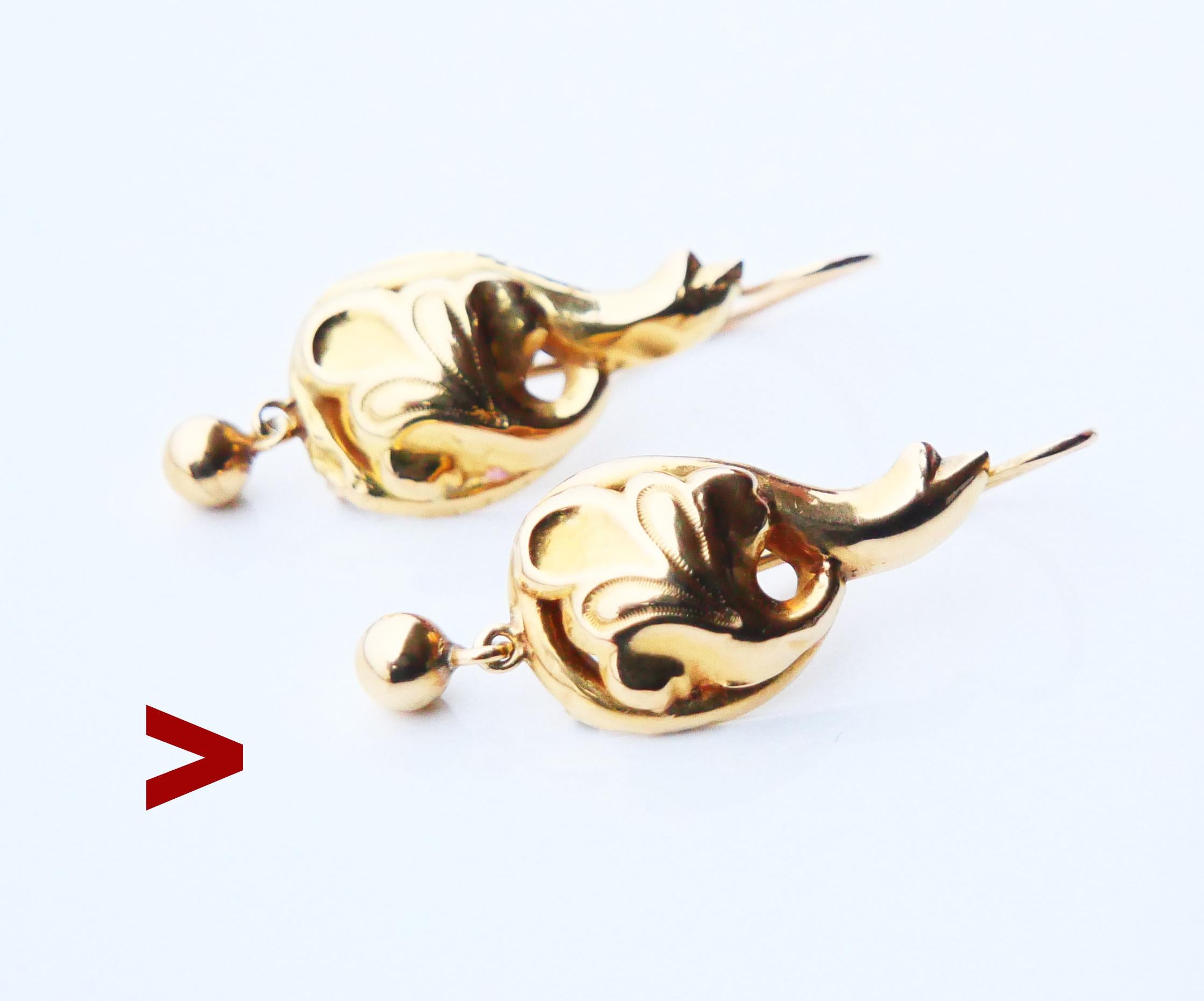 Ein Paar antike Ohrringe mit faltbaren Haken in Form von Akanthusblättern mit zarten gravierten Ornamenten.

Frei hängende runde Ohrringe machen dieses Design komplett.

Schwedische Punzen auf beiden, markiert 18K Gold.

Herstellermarken unbekannt,