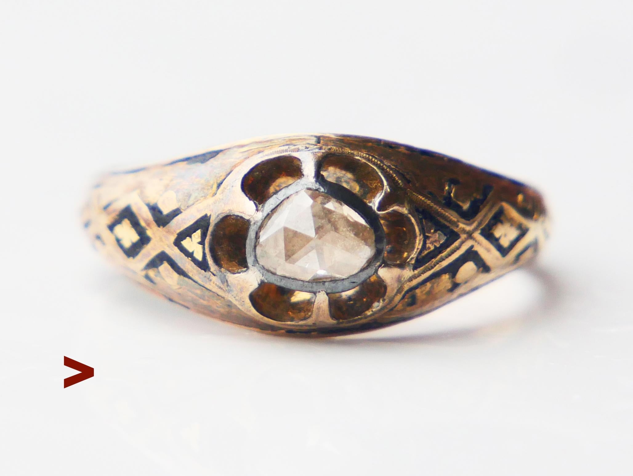 A Ring mit gravierten und emaillierten Schultern, zentraler Silbercluster mit Diamant im Herz-Rosenschliff 5,5 mm x 4,4 mm / ca. 0,5 ct. Farbe ca. N - P, VS. Die Rückseite des Steins ist geschlossen und wahrscheinlich unterfoliert. Die Krone ist 8