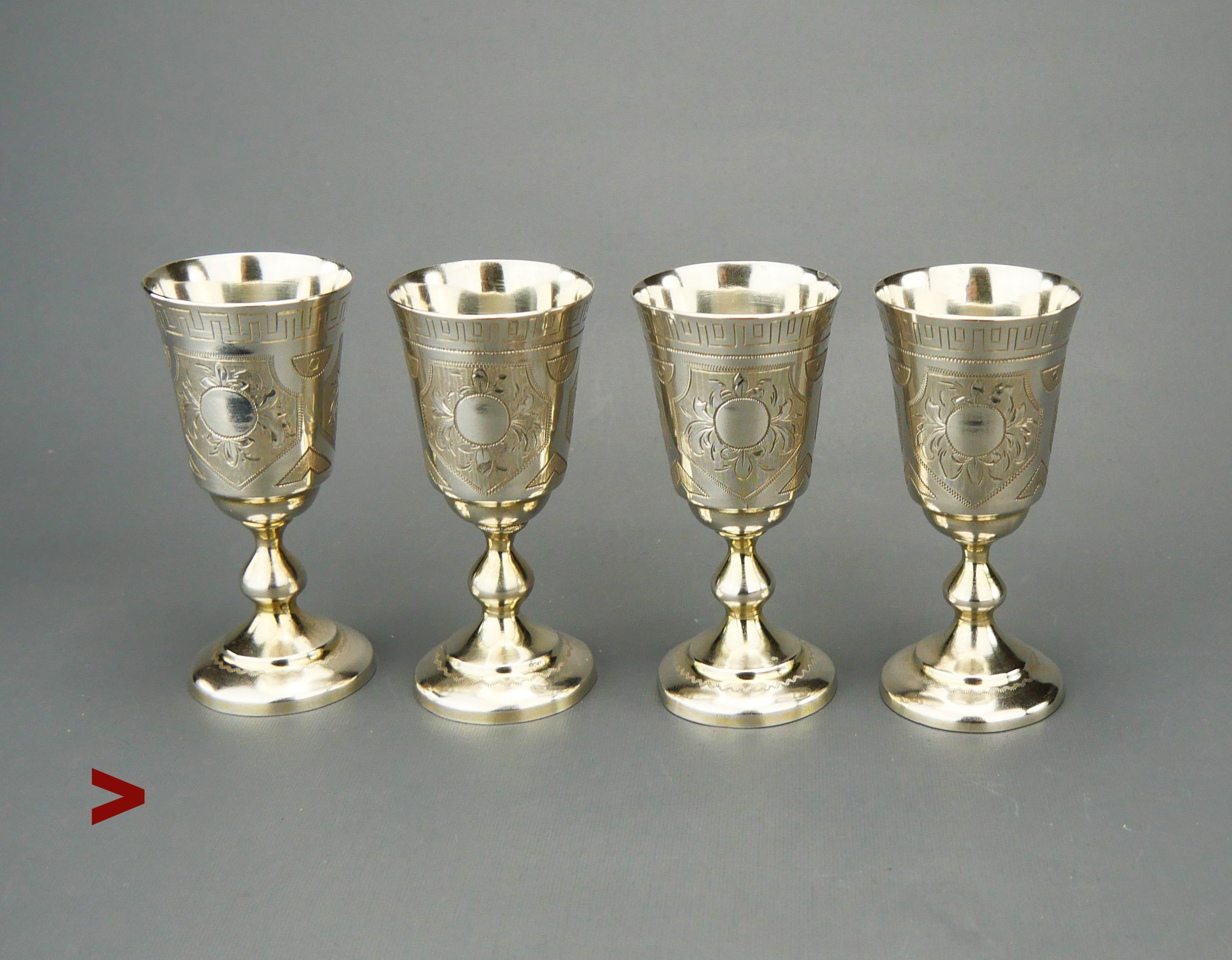 Bellissimo quadro di bicchieri, bicchierini o Stopkas in argento sterling, vetro e argento, abbinati tra loro, di epoca imperiale russa! All'inizio del XX secolo. In Russia li chiamavano 