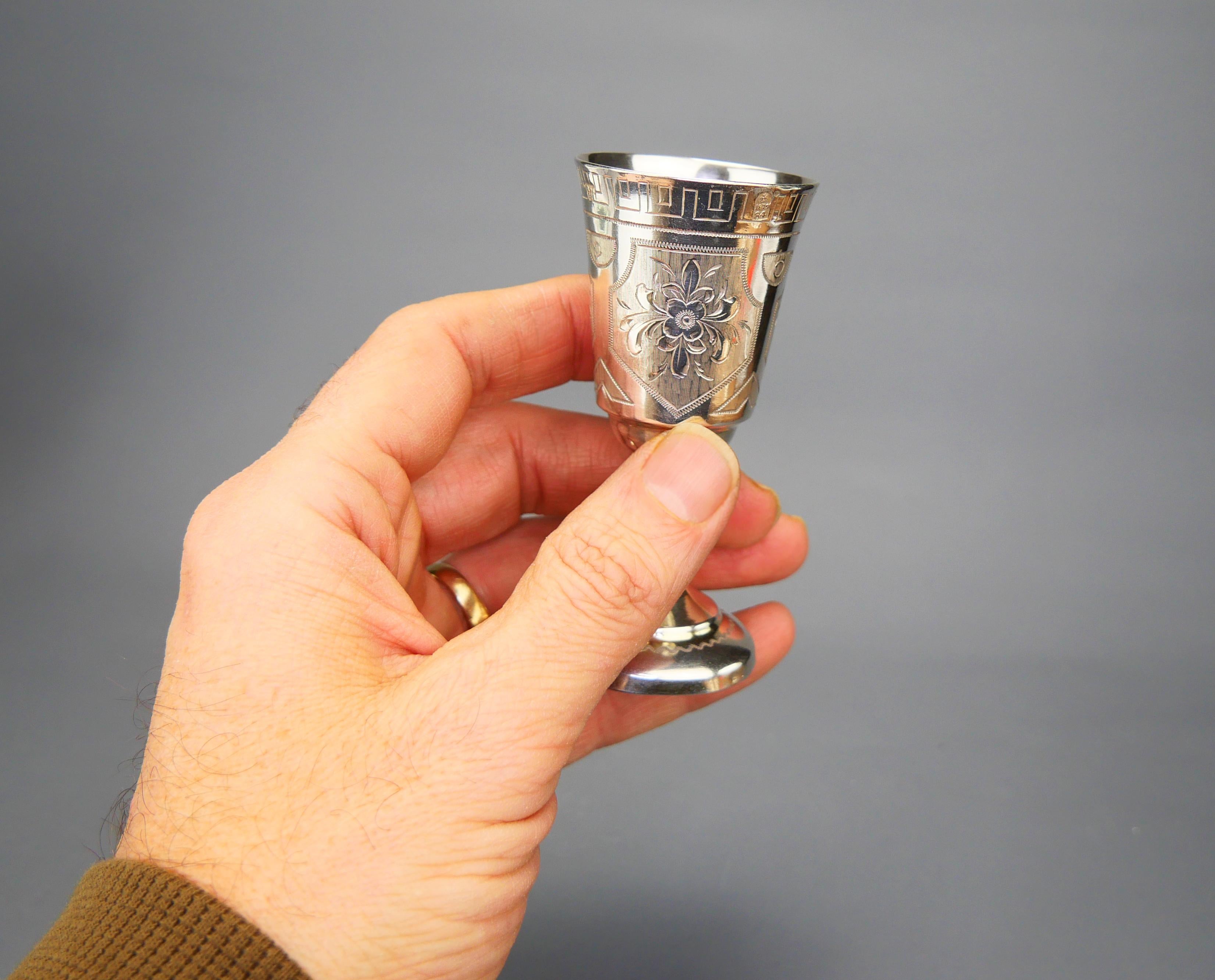 1879 Quattro antichi bicchieri da shot di vodka Stopka in argento russo massiccio 84  / 159gr in vendita 1