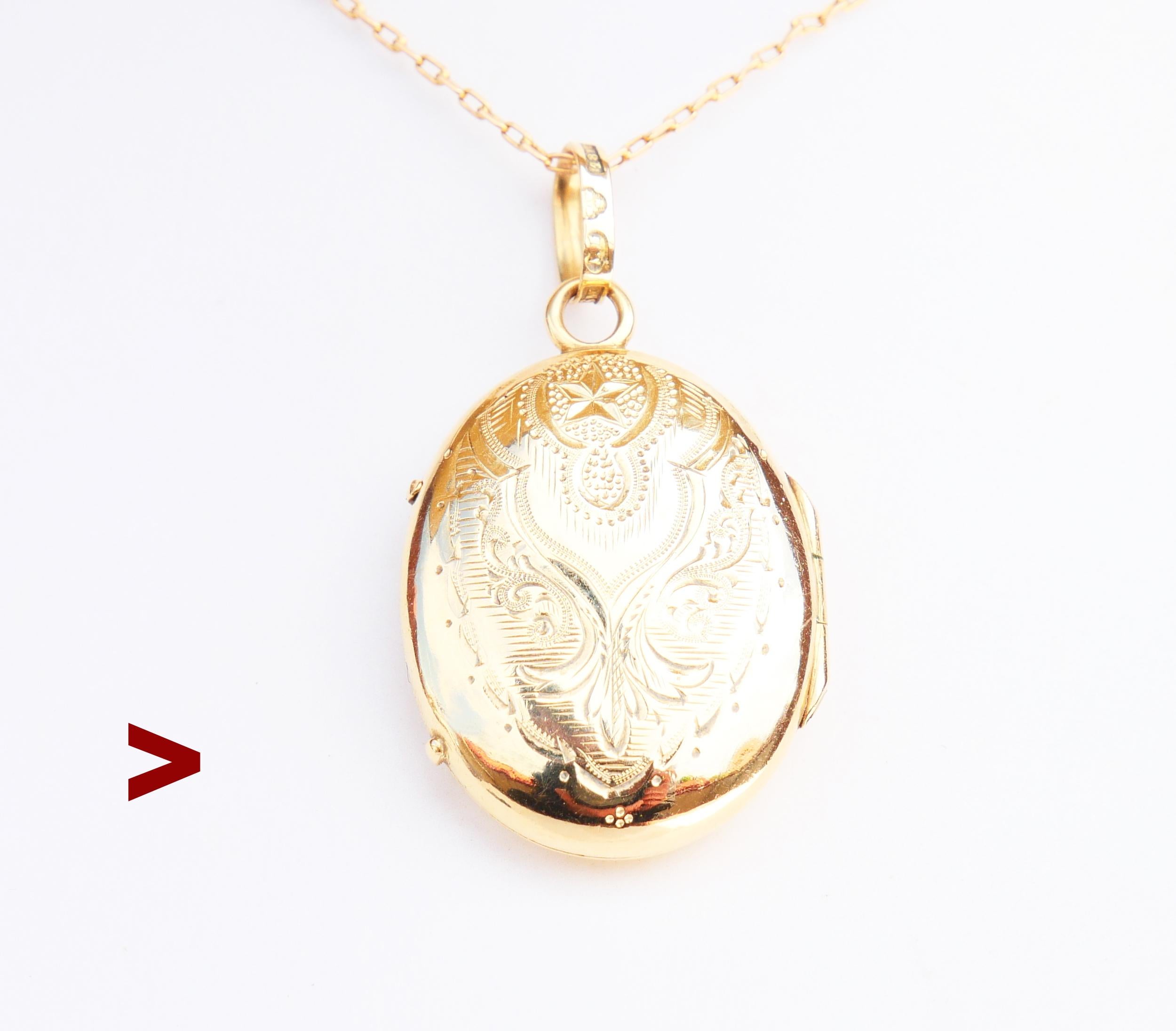 Pendentif / médaillon en or jaune 18 carats massif. Fins ornements floraux gravés à la main sur les deux faces. Deux cadres internes amovibles, pas de verre. Gravé du monogramme ML sur une face.

Toutes les pièces ont été testées en or jaune 18