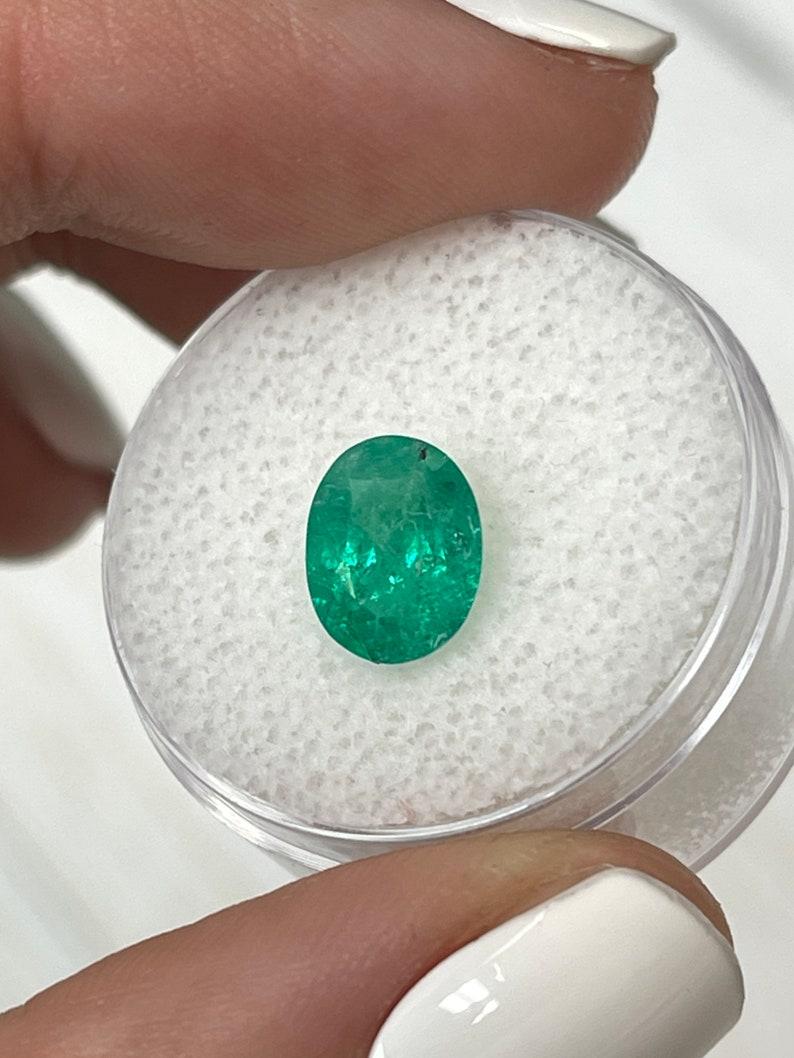 Piedra: Esmeralda
Peso: 1,87 quilates
Forma: Corte Oval
Claridad: Transparente
Lustre: Muy bueno
Color: Verde medio
Medidas: 9,18 mm x 6,98 mm x 4,89 mm
Origen geográfico: Colombia
Tratamiento: Natural, Engrasado

Observaciones: Debido a sus