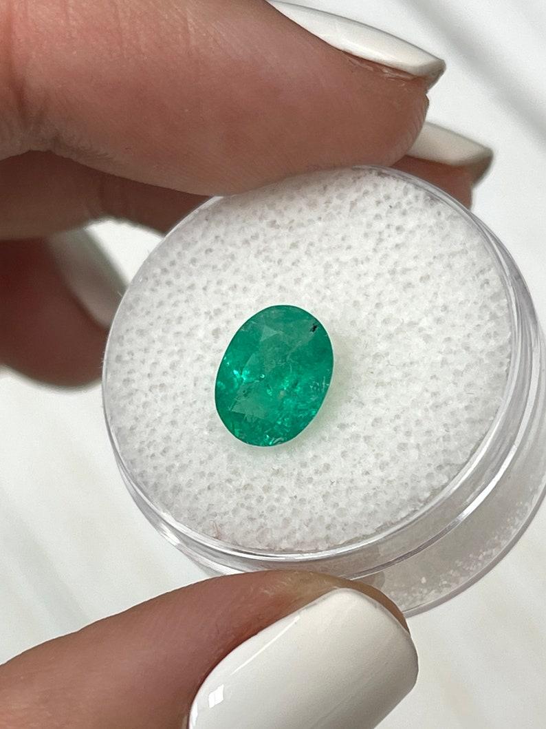 1,87ct 9x7 Verde Medio Esmeralda Colombiana Natural - Talla Ovalada Piedra de Nacimiento de Mayo Moderno en venta