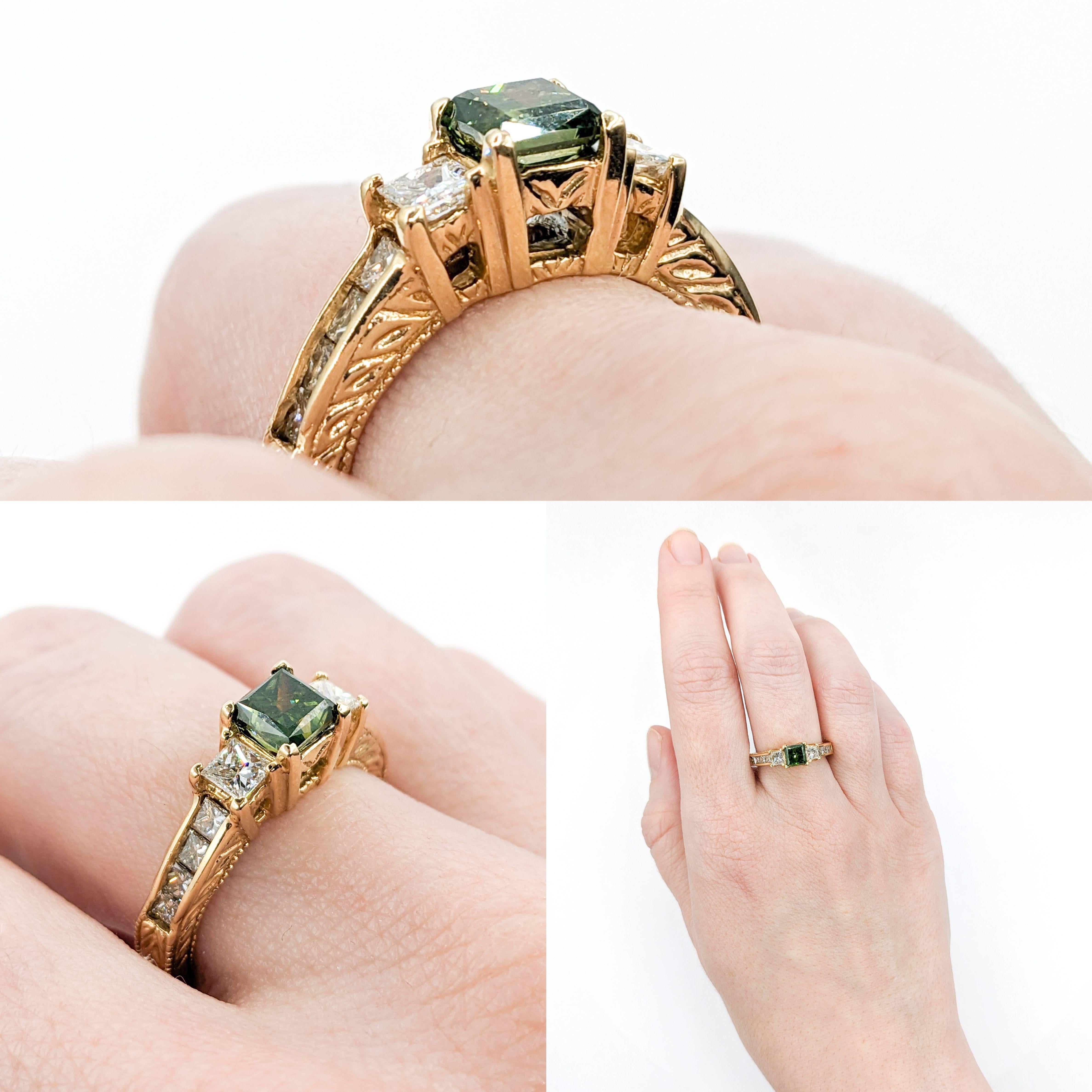 1,87ctw Princess-Cut Diamant Ring in Gelbgold

Entdecken Sie die Faszination dieses eleganten Rings aus glänzendem 14-karätigem Gelbgold. Er präsentiert 1,87 Pfund Diamanten im Prinzess-Schliff, von denen jeder mit einer Reinheit von Si2 und einer