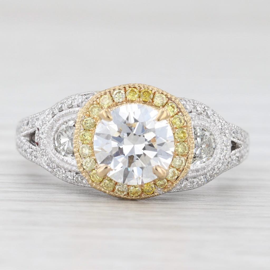 Anello di fidanzamento aureolato con diamante giallo bianco da 1,87 carati in oro bianco 18 carati, misura 8 GIA In condizioni buone in vendita a McLeansville, NC
