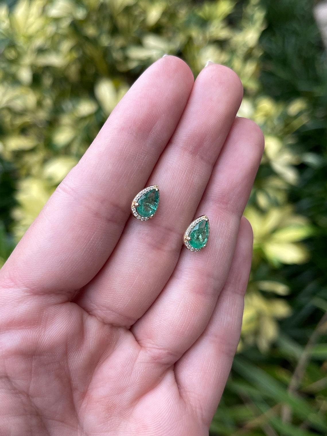 Moderne 1.87tcw Teardrop Emerald & Diamond Halo Earrings 14K Pear Emerald Studs Real en vente