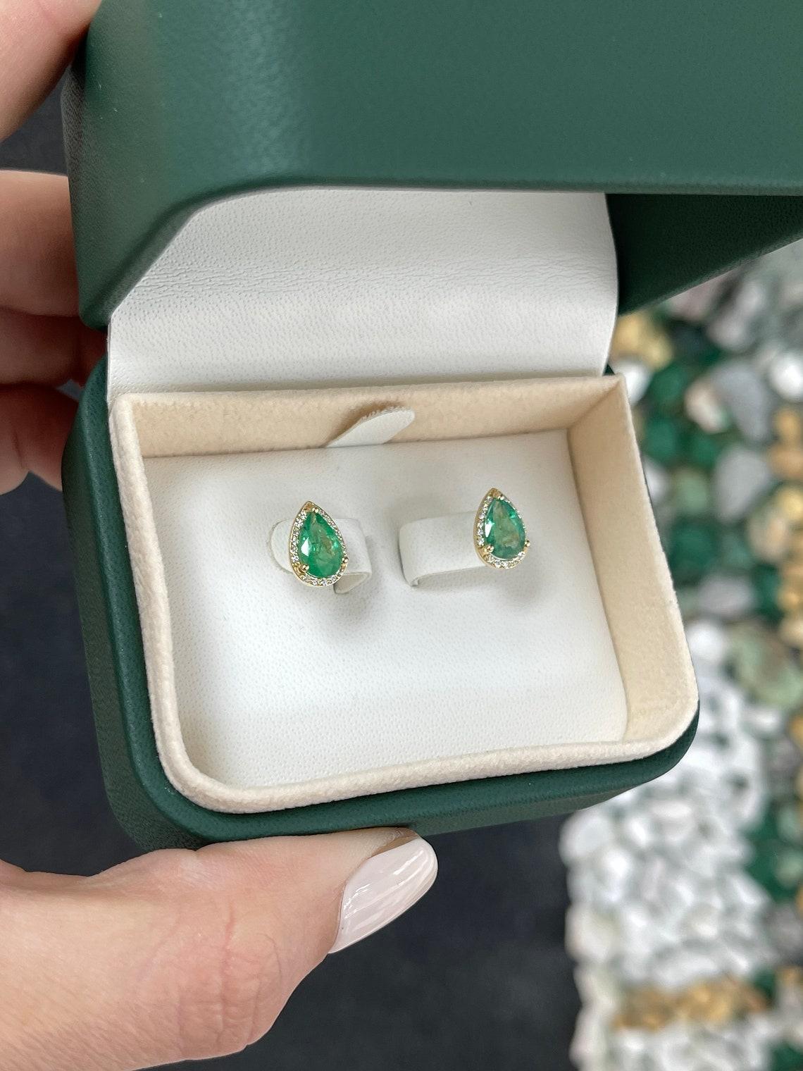 1.87tcw Teardrop Emerald & Diamond Halo Earrings 14K Pear Emerald Studs Real Neuf - En vente à Jupiter, FL